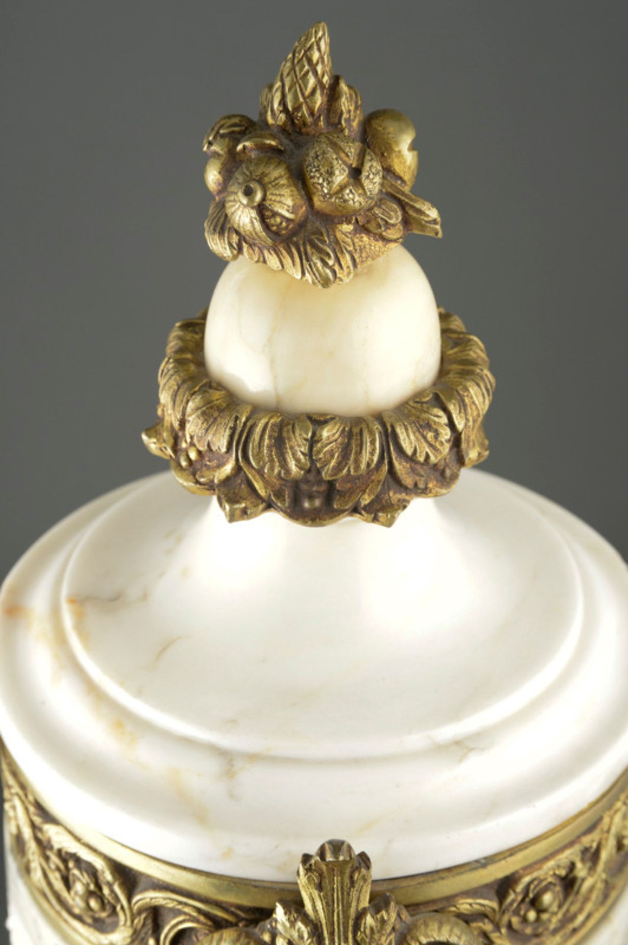 1 Paar Cassolette Vasen, Marmor mit goldpatinierten Bronzeappliken, Frankreich, 2. H. 19. Jhd. - Bild 3 aus 4