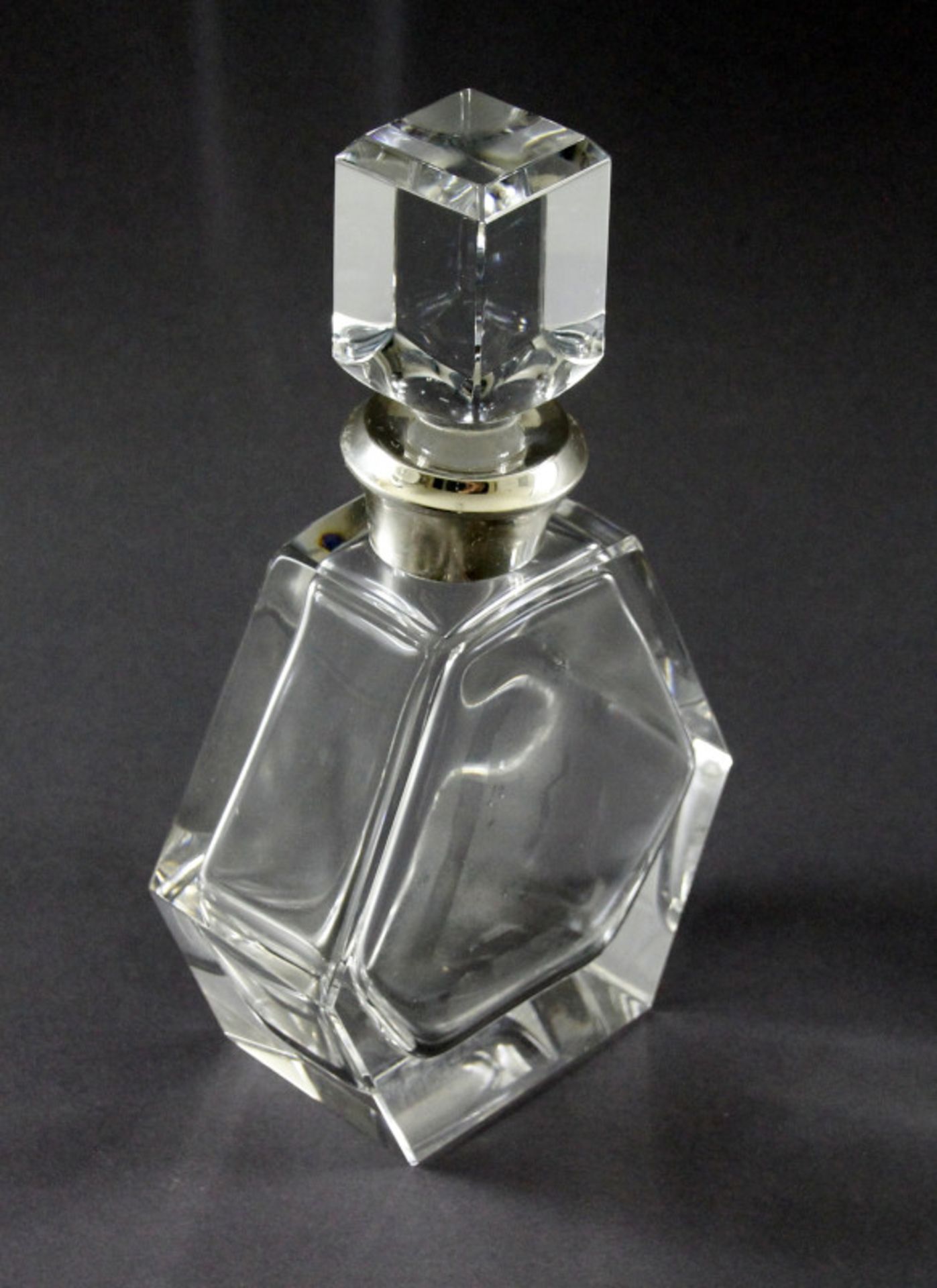 Kristallkaraffe mit 925er Silbermontierung am Karaffenhals, 20. Jhd.farbloses Glas, guter Zustand,