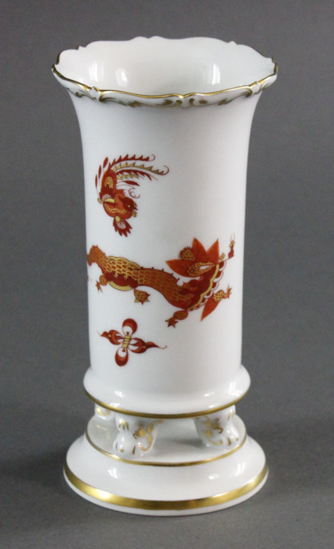 Vase der Manufaktur Meissen - roter Hofdrache mit Gold gehöhtblaue Schwertermarke Unterglasur, 1.