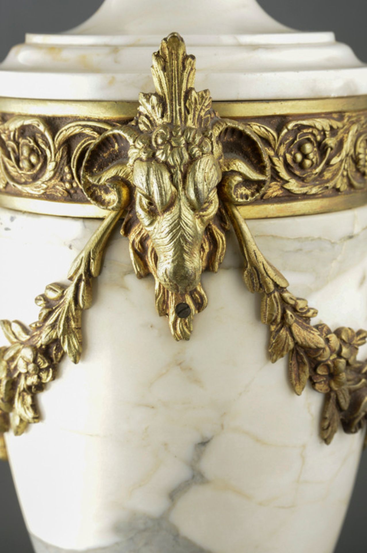 1 Paar Cassolette Vasen, Marmor mit goldpatinierten Bronzeappliken, Frankreich, 2. H. 19. Jhd. - Bild 2 aus 4