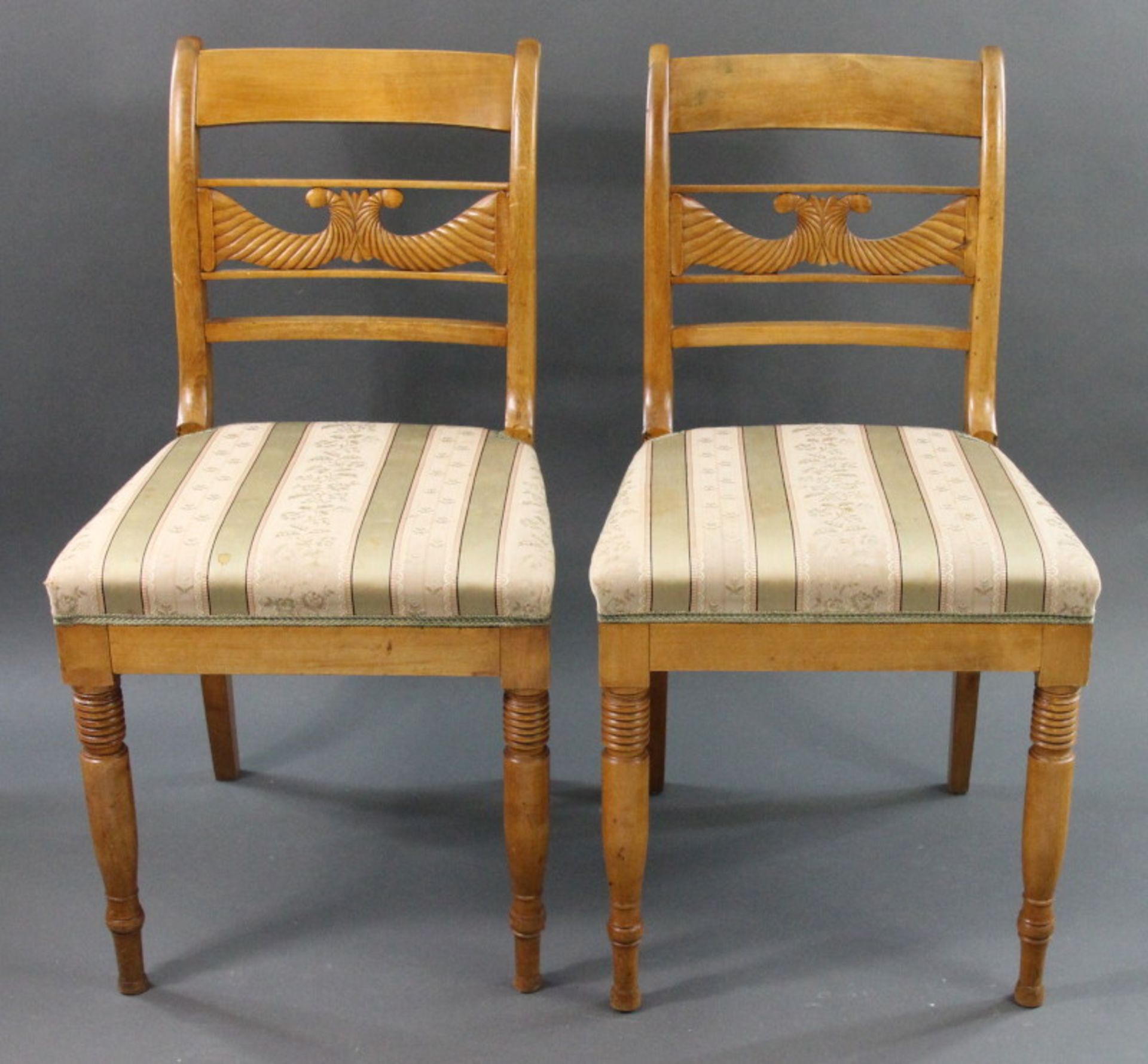1 Paar Biedermeier Stühle, Ahorn, Schweden, 19. Jhd.Rückenteil mit stilisierten Füllhörnern, Höhe: