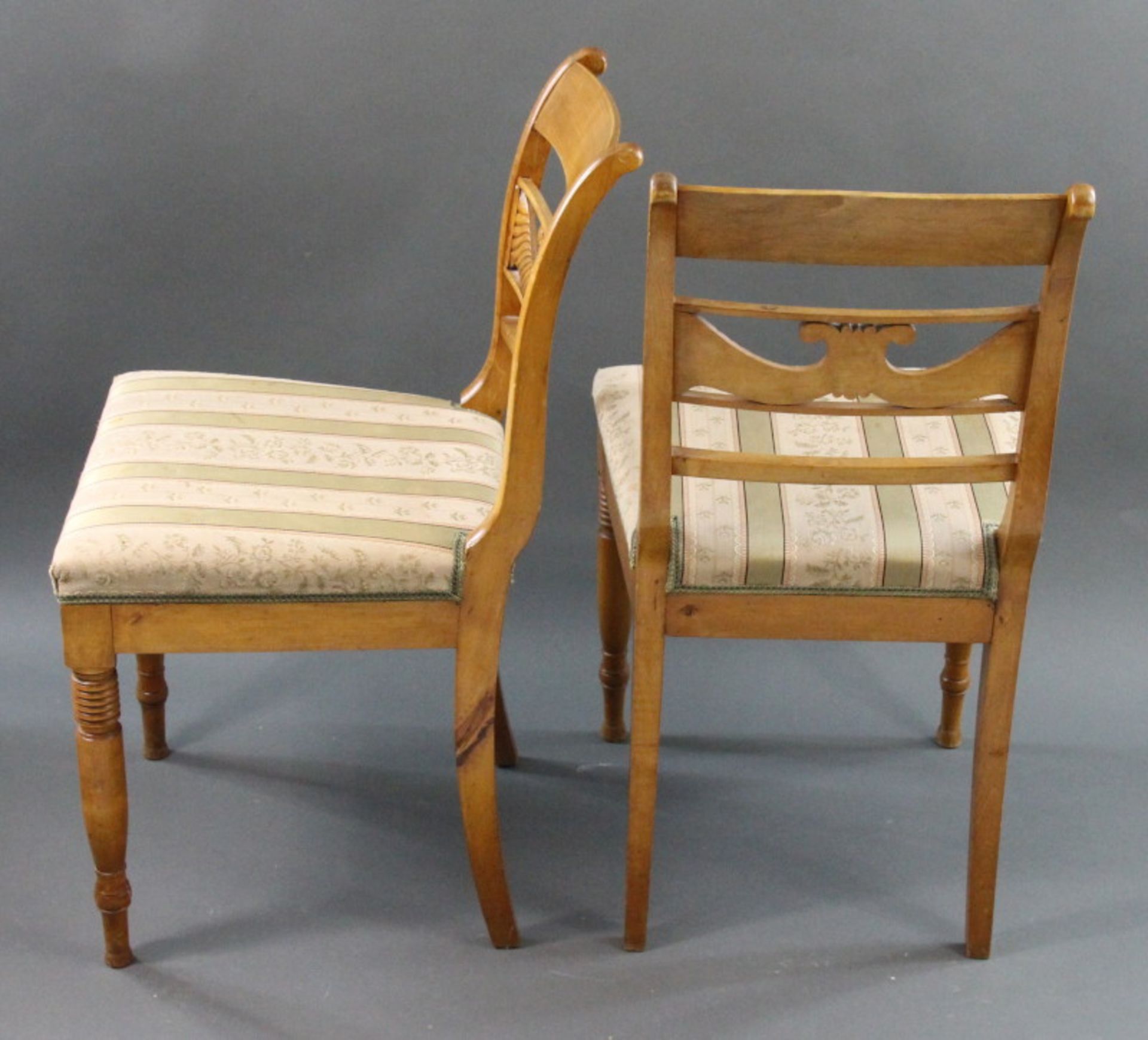 1 Paar Biedermeier Stühle, Ahorn, Schweden, 19. Jhd.Rückenteil mit stilisierten Füllhörnern, Höhe: - Bild 2 aus 2