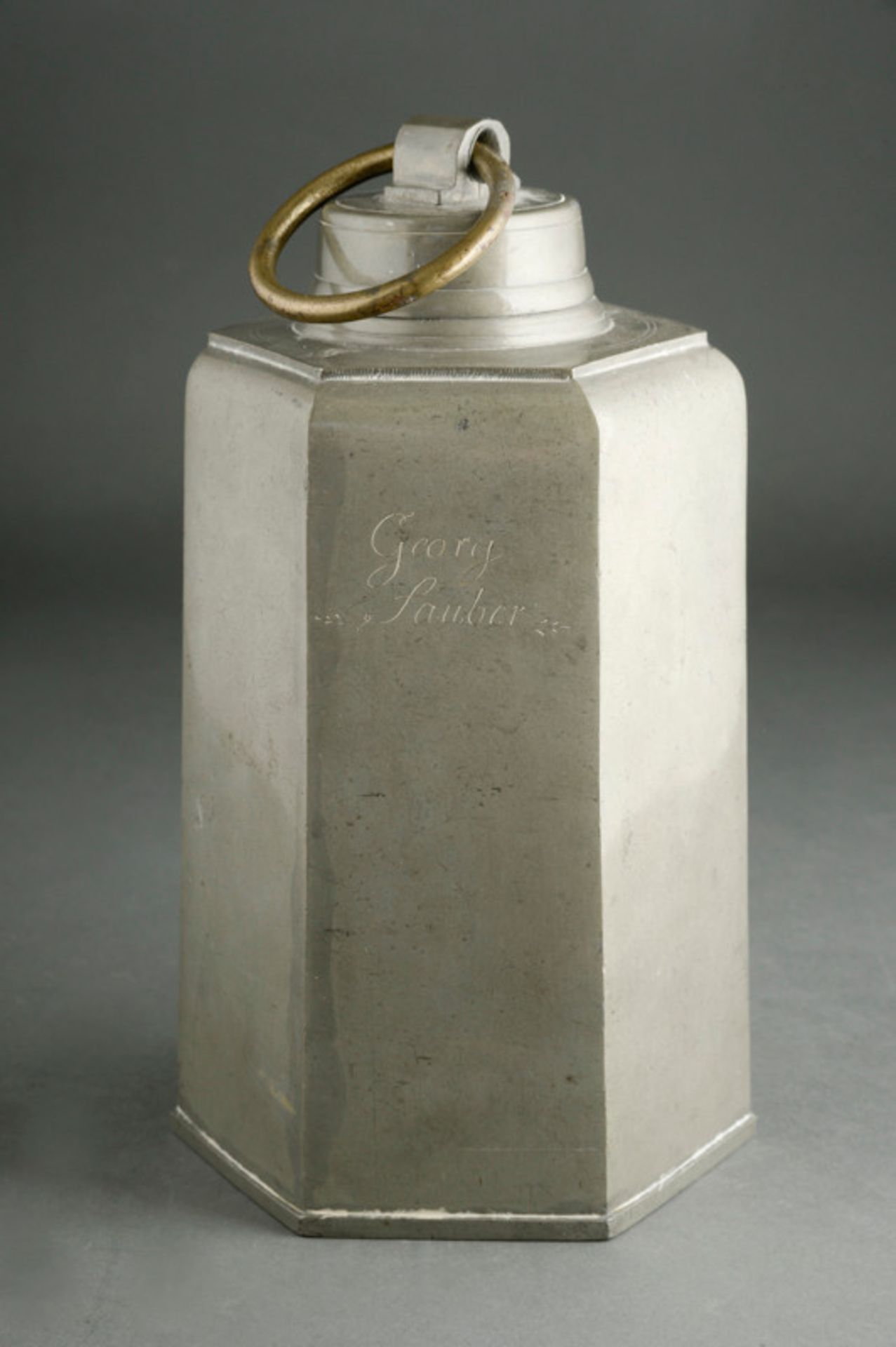 Feldflasche aus Zinn, 19. Jhd.3,5 L, mit Schraubgewinde, im Boden gesticheltes Dekor, Wandung mit