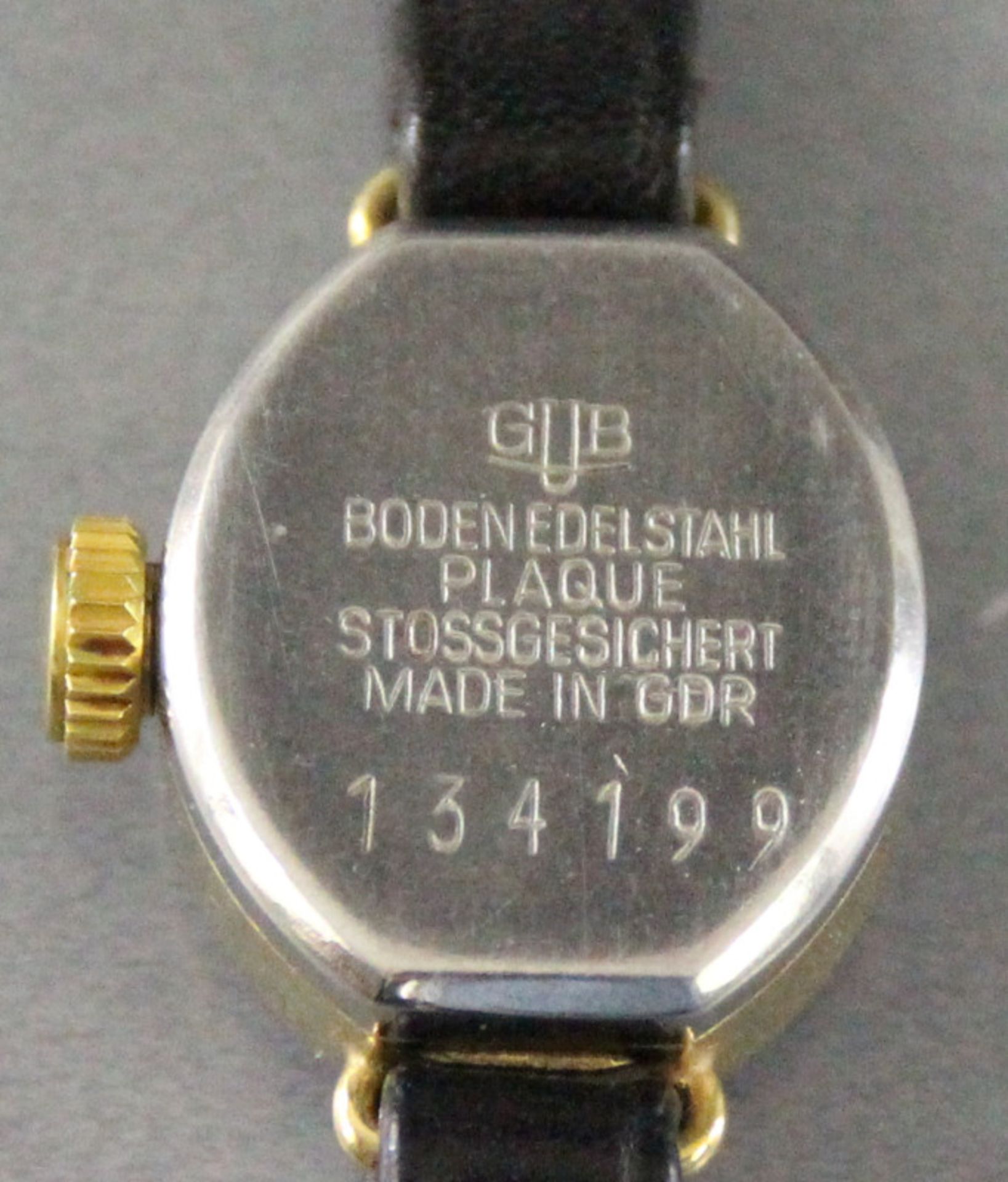 Damenarmbanduhr der VEB Glashütter Uhrenbetriebemit schwarzem Lederarmband, auf dem Ziffernblatt - Bild 3 aus 3
