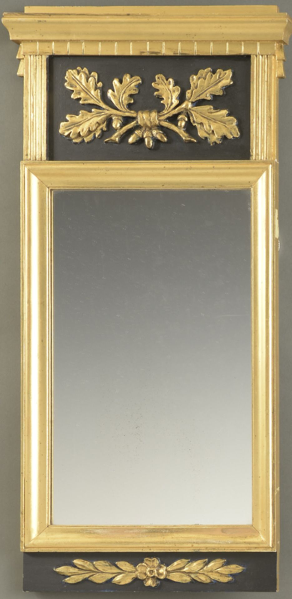 Spiegel im gustavianischen Stil, Schweden um 1900schwarz-gold gefaßt, mit Eichenlaub dekoriert,