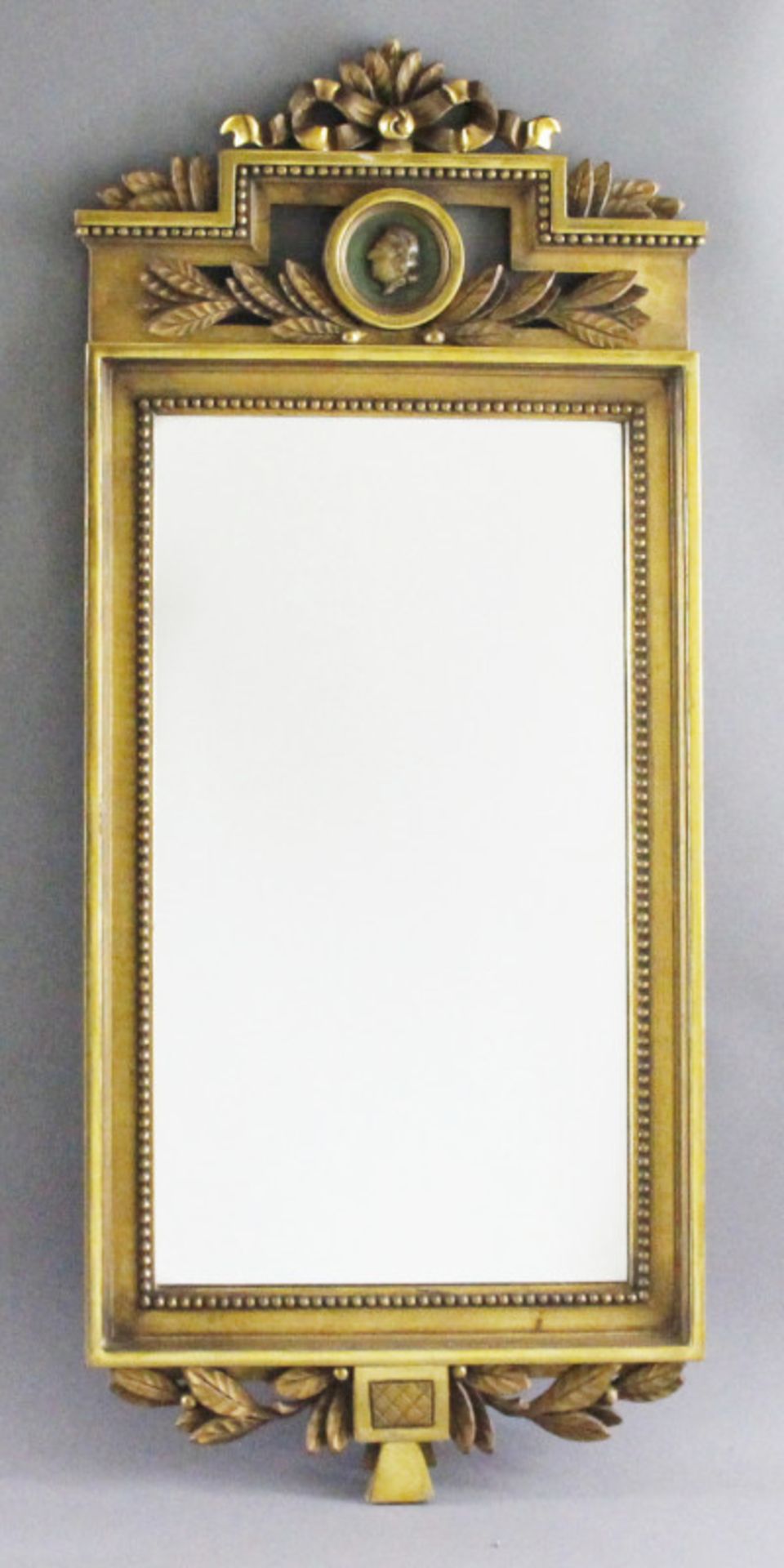 Spiegel im gustavianischen Stil, Schweden, Mitte 20. Jhd.gold gefaßt, Krone mit rundem Medaillon und