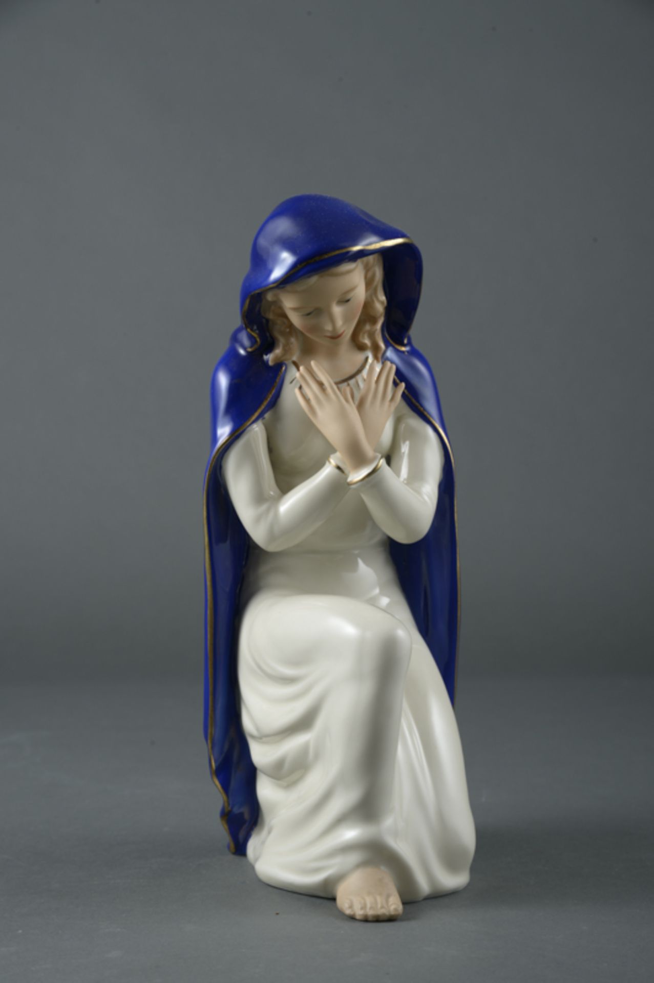 Knieende Madonna, Porzellan Manufaktur Gerold, Tettau, 1. H. 20. Jhd.Farbgebung in Blau und Créme,