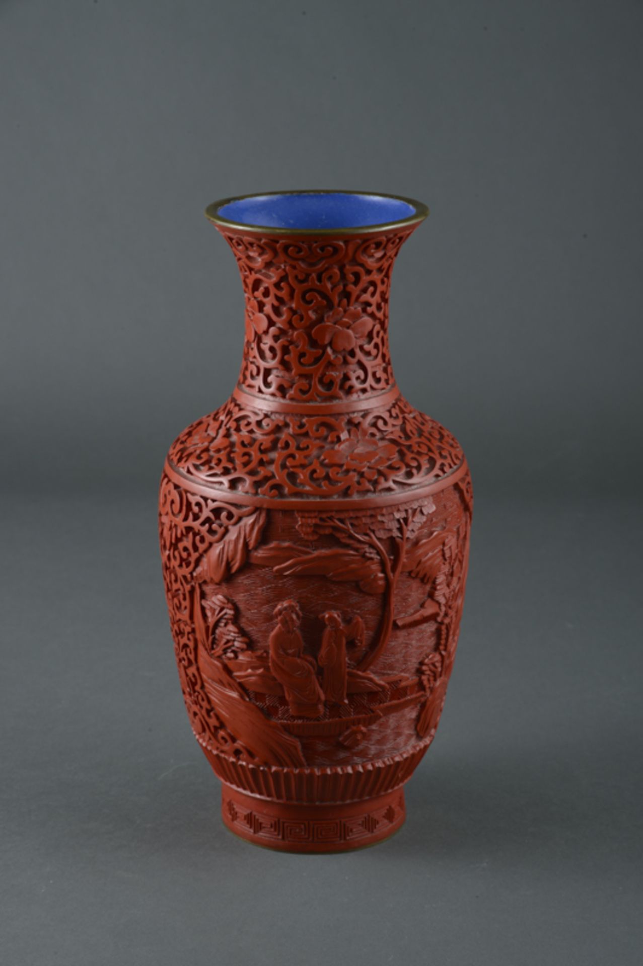 Rotlackvase, China, 20. Jhd.Balusterkorpus. Umlaufend geschnitzte Chinoiserien und Ornamentbänder.