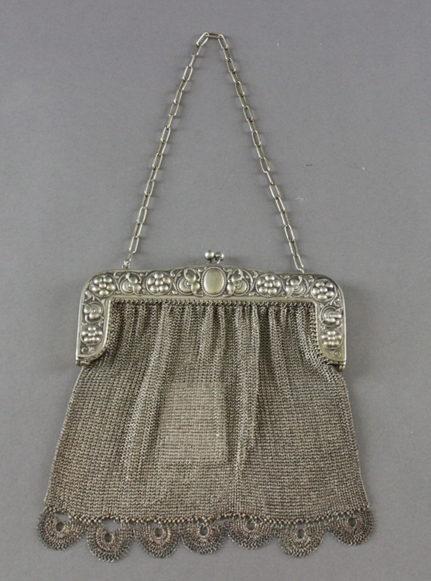 Abendhandtasche aus Alpacca mit geprägter Schließe und kleiner Kette, um 1920Schließe gepunzt "