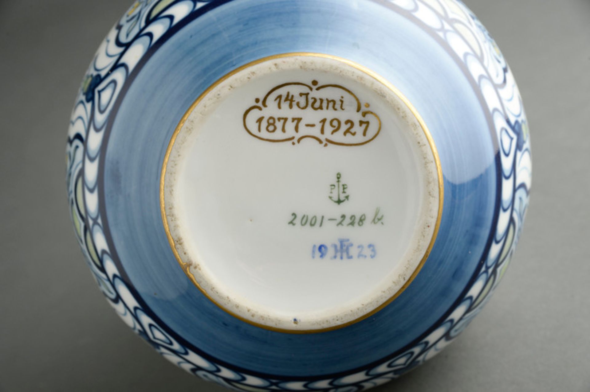 Art-Deco Vase der Porzellanfabrik Porsgrunds, Norwegen, 1923im Boden signiert "19 HF 23", limitierte - Bild 2 aus 2
