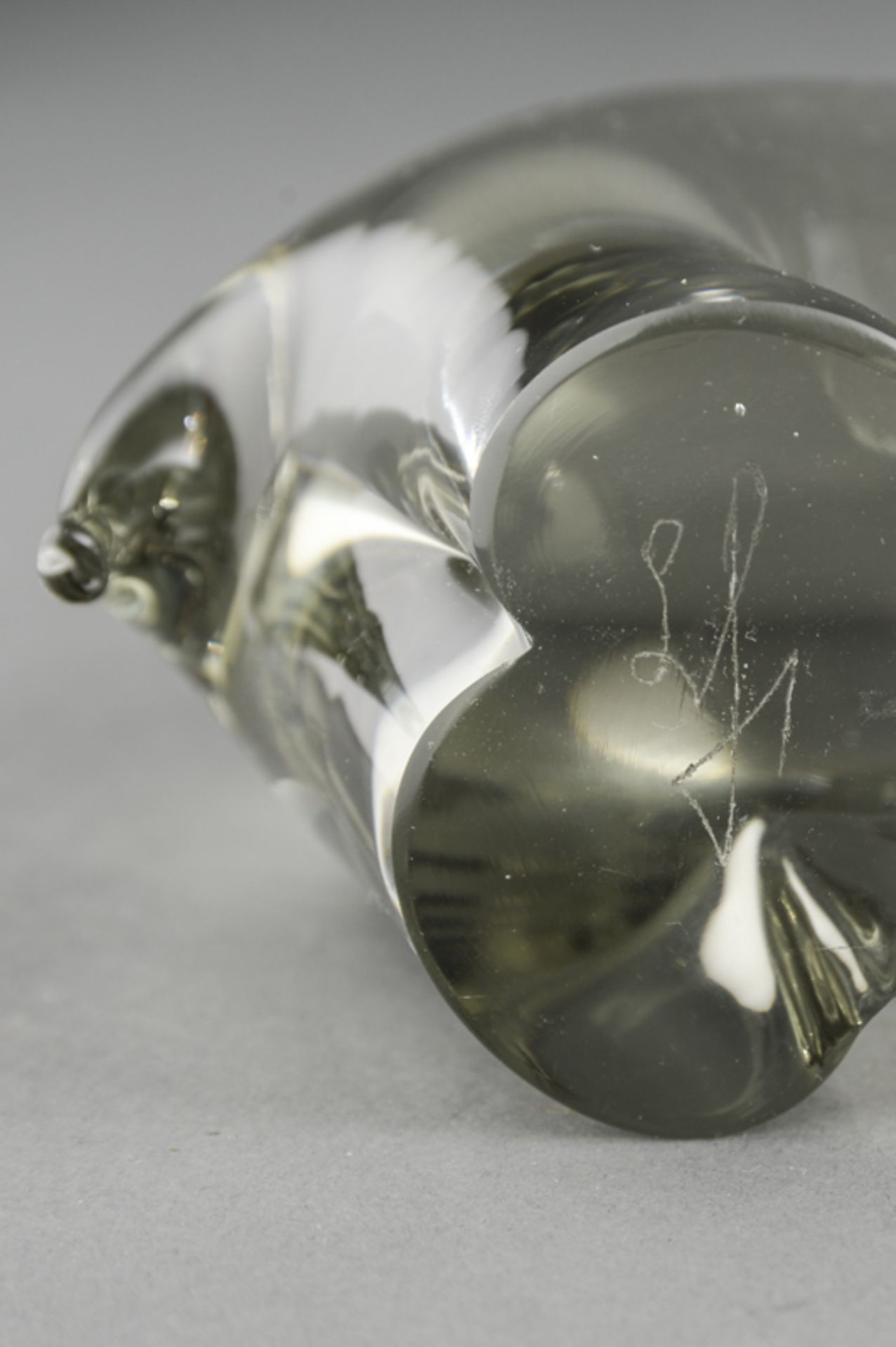 Kristall Eisbär, getöntes Glas, Schweden, 20. Jhd.im Boden Ritzmonogramm, guter Zustand, Länge: - Bild 2 aus 2