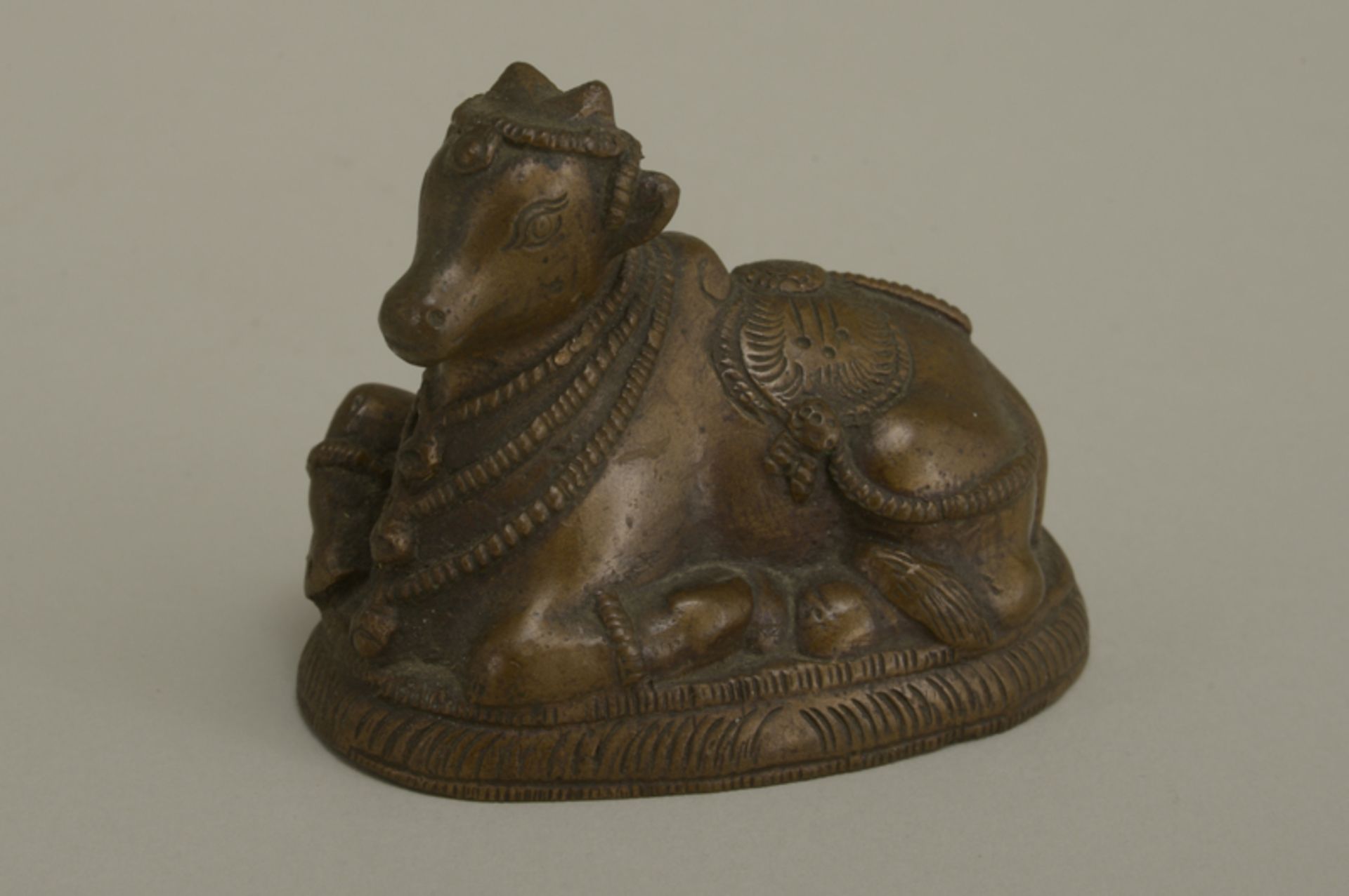 Aghnya (Die Unantastbare) Indische Kuh aus Bronzeguter Zustand, Höhe: 6cm, Breite: 7cm