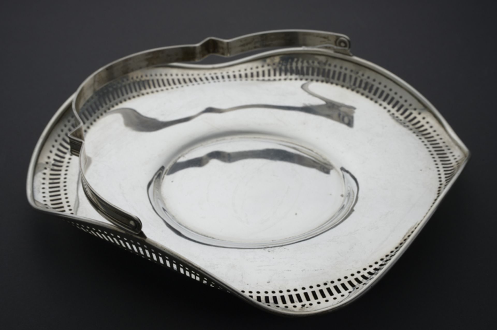 Runde Henkelschale aus Sterlingsilber, USA, um 1910/20Korpus mit vierfach hochgezogenem durchbrochen