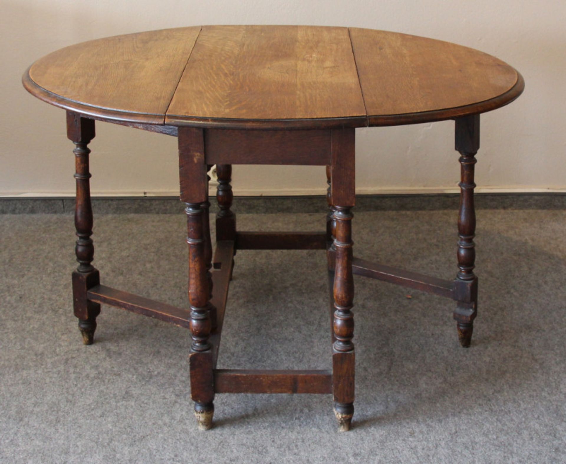 Englischer Gateleg Table, dunkle Eiche, um 1910beidseitig abklappbar, Tischplatte teilweise mit