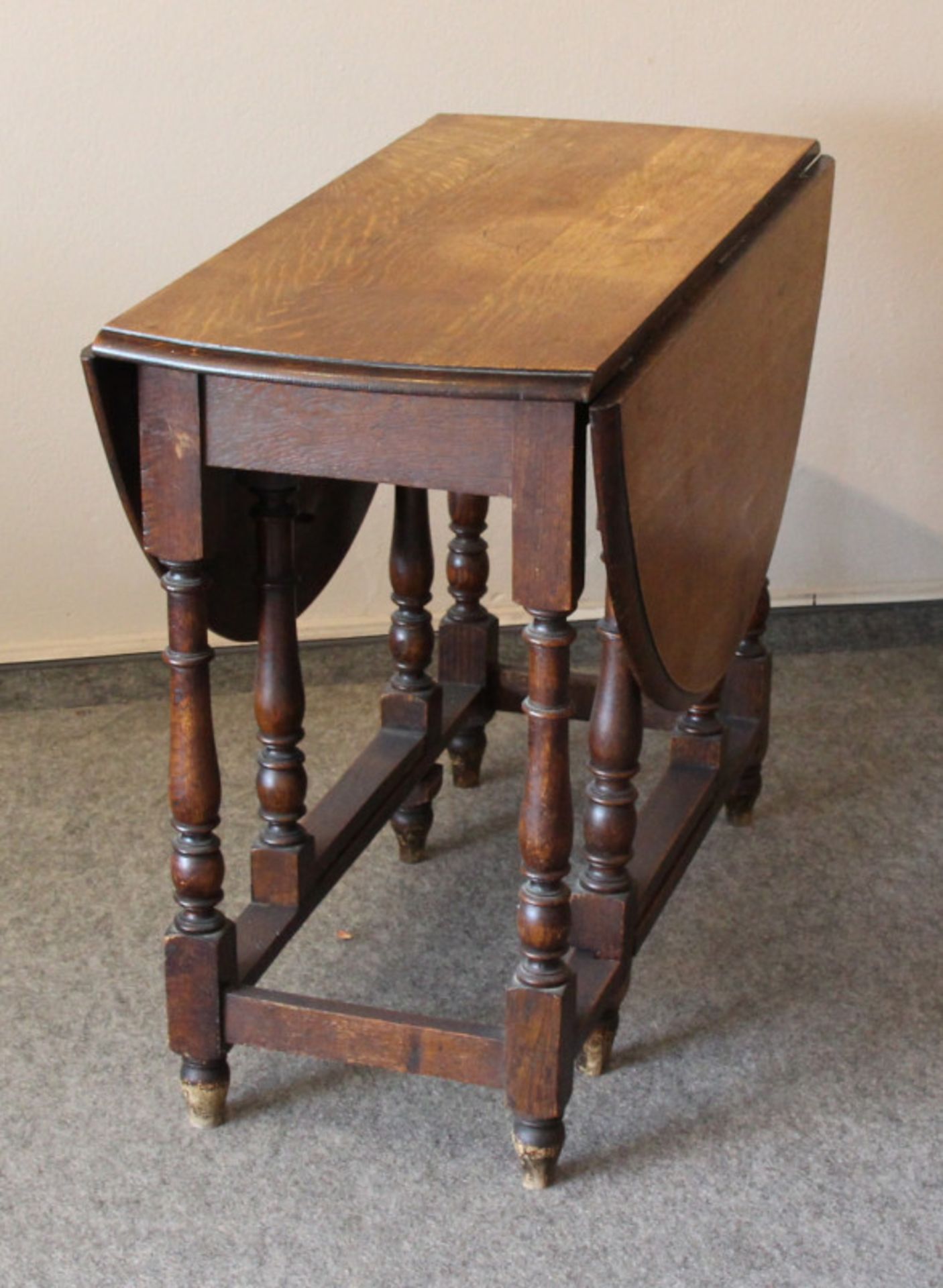 Englischer Gateleg Table, dunkle Eiche, um 1910beidseitig abklappbar, Tischplatte teilweise mit - Image 3 of 3