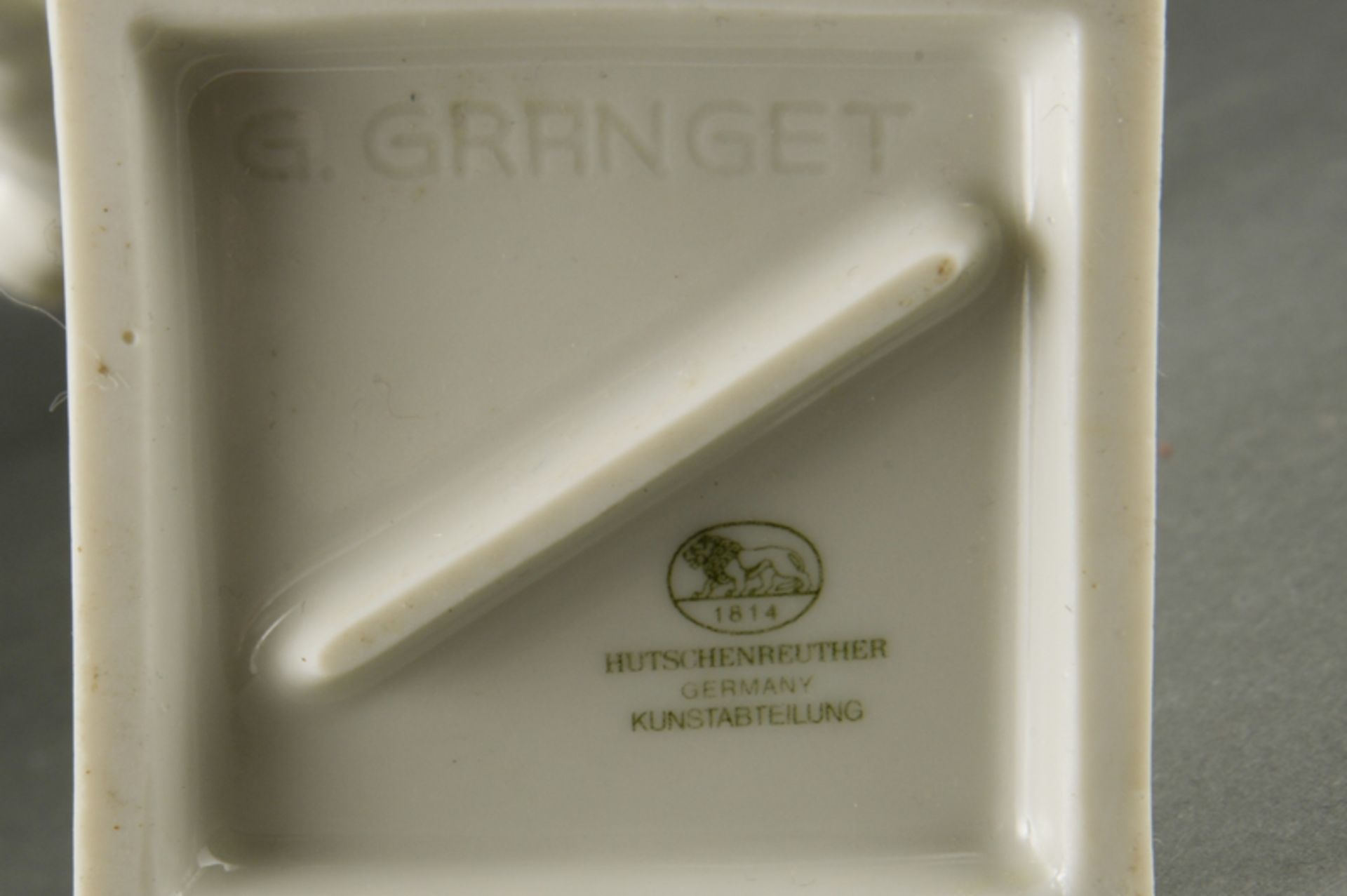Gunther Granget (1932 - 2010) - Porzellanfigur auf viereckigem Sockel der Manufaktur Lorenz - Bild 3 aus 3
