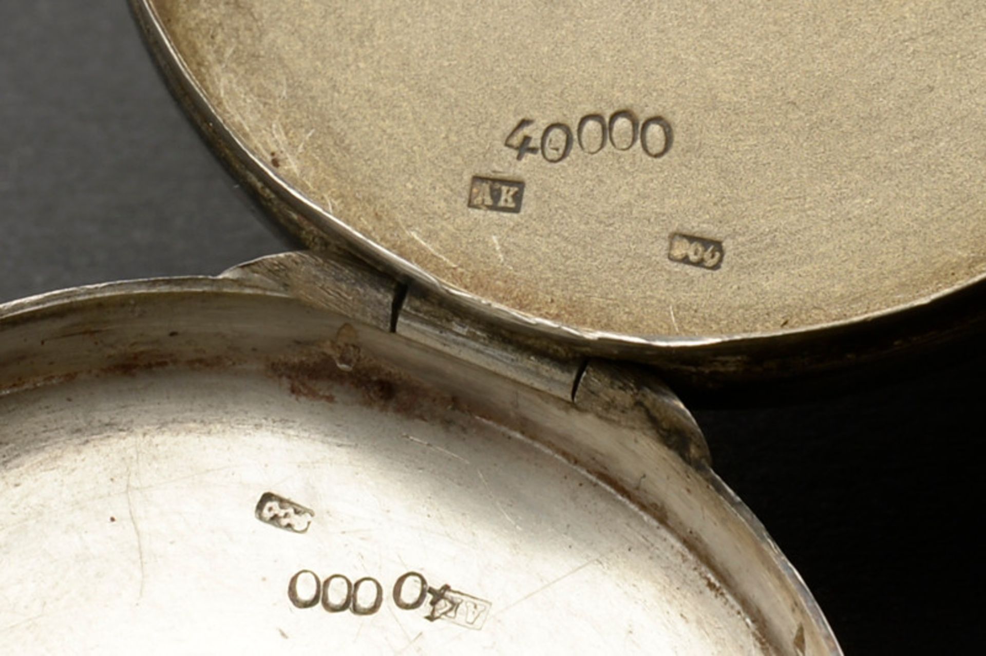 Runde Puderdose aus 800er Silber, Gewicht ca.: 26gr., 1. H. 20. Jhd.mit legiertem Monogram - Bild 3 aus 3