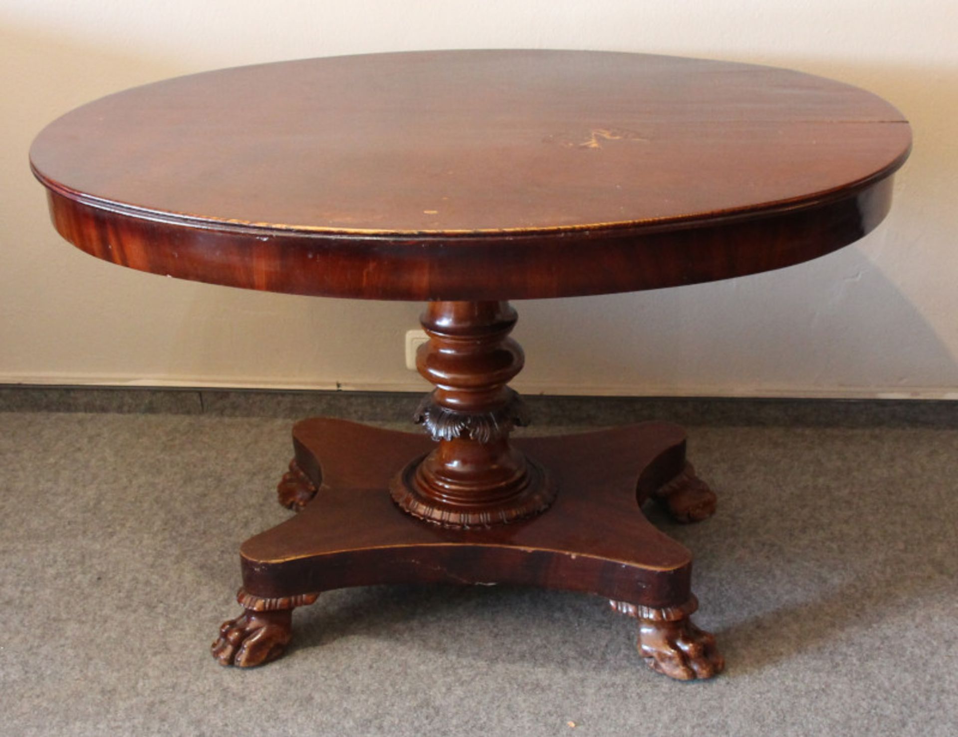 Ovaler Biedermeier Tisch aus Mahagoni/Tischplatte Esche, gebeizt, 19. Jhd.beschnitzte Säule,
