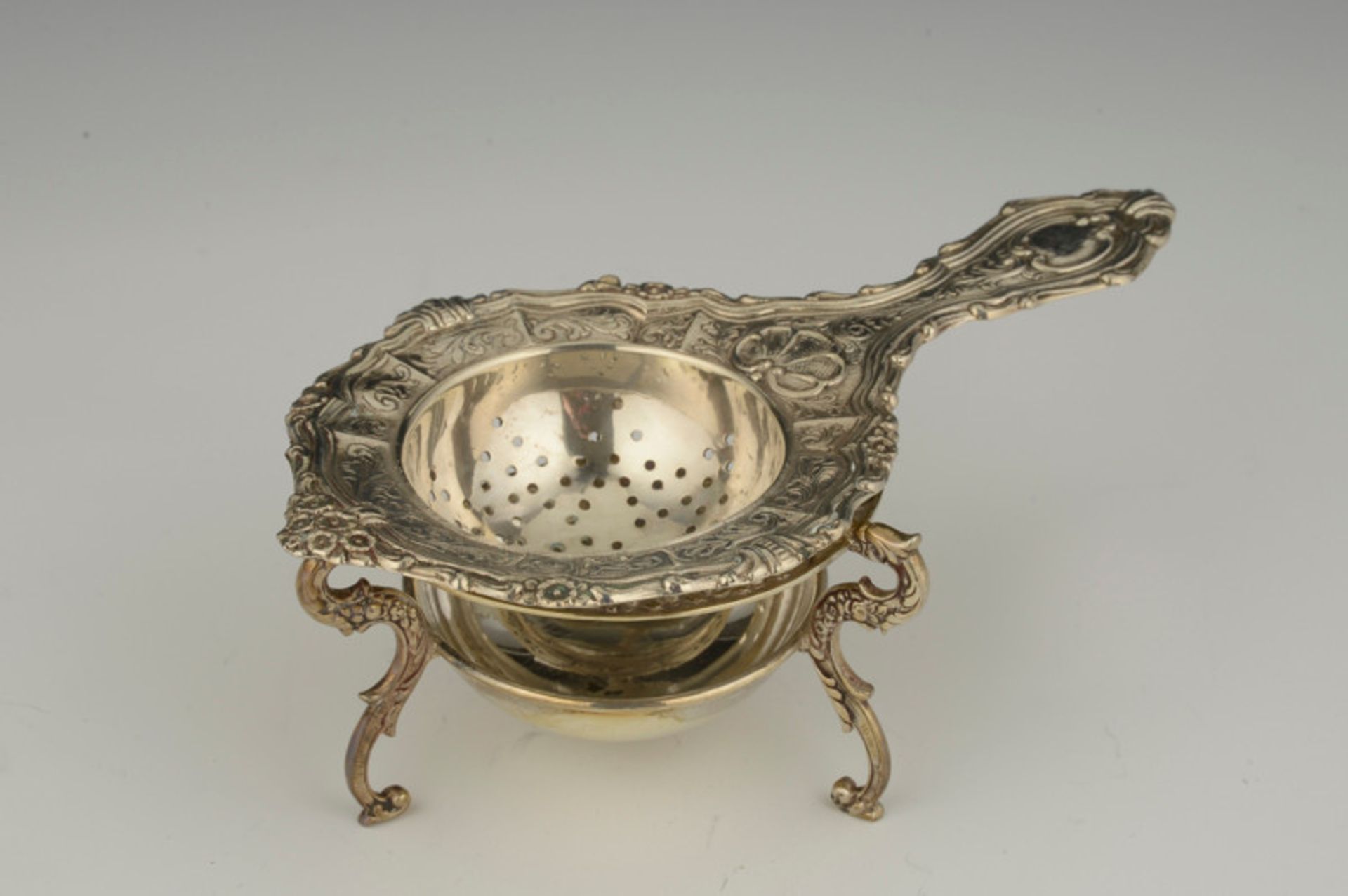 Teesieb mit Abtropfschale aus 800er Silber, um 1900, Gewicht ca.: 108gr.Rand verziert mit Palmetten,