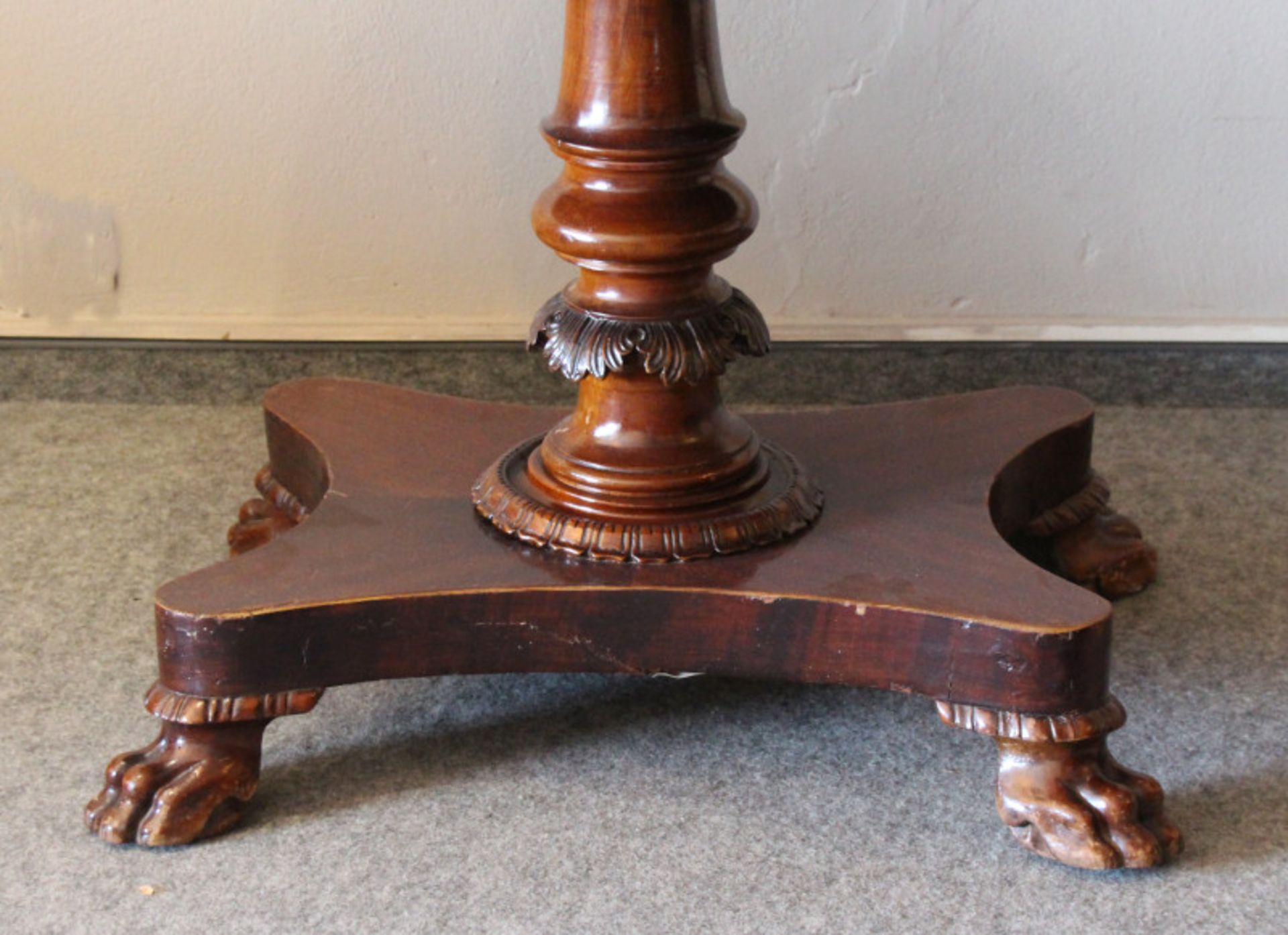 Ovaler Biedermeier Tisch aus Mahagoni/Tischplatte Esche, gebeizt, 19. Jhd.beschnitzte Säule, - Bild 2 aus 2