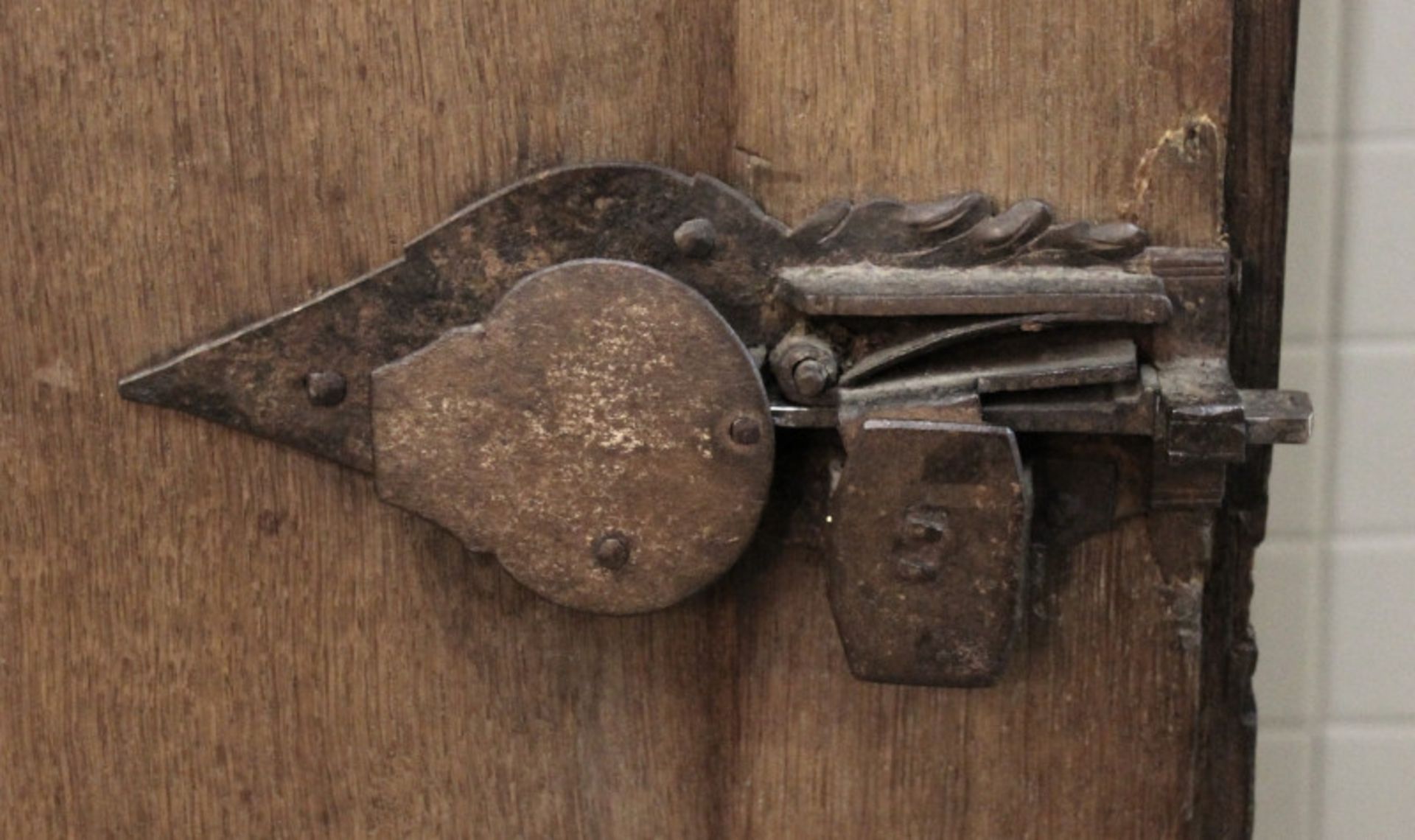 Kleiner Barockschrank aus dunkler Eiche, norddeutsch, Mitte 18. Jhd2-türig, (zweite Tür von innen - Bild 4 aus 4