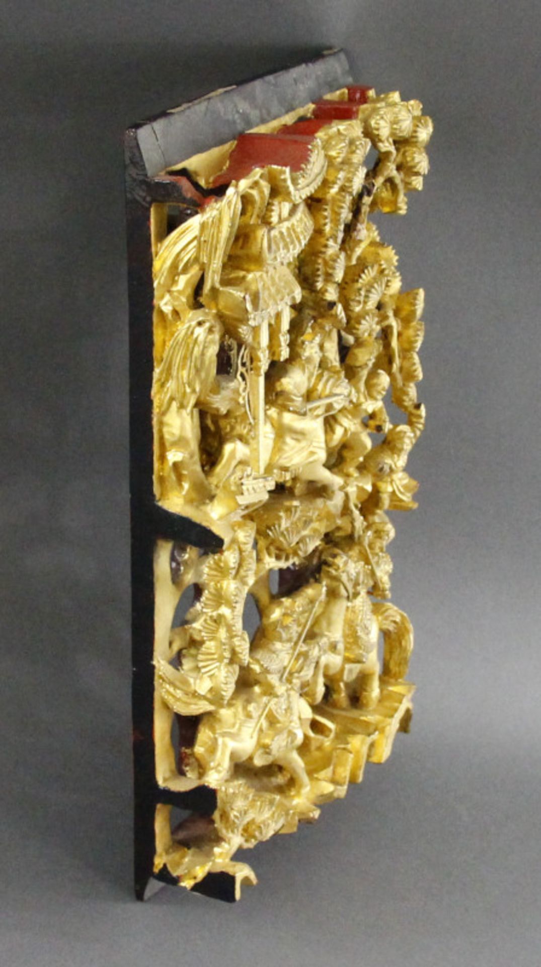 Reliefbild, Holz geschnitzt mit reicher Vergoldung, China, um 1900Rückseite in Rotlack, rechte - Bild 2 aus 2