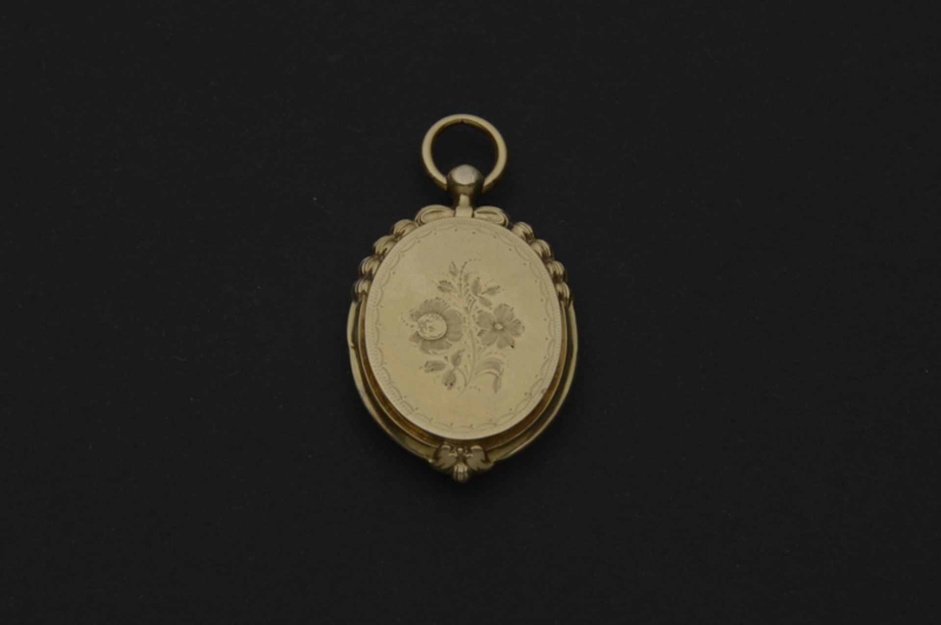 Ovales Medaillon aus 585er Gelbgold, Gewicht ca.: 7,8gr.für 2 Fotos, mit kleiner Delle, Breite: 2,