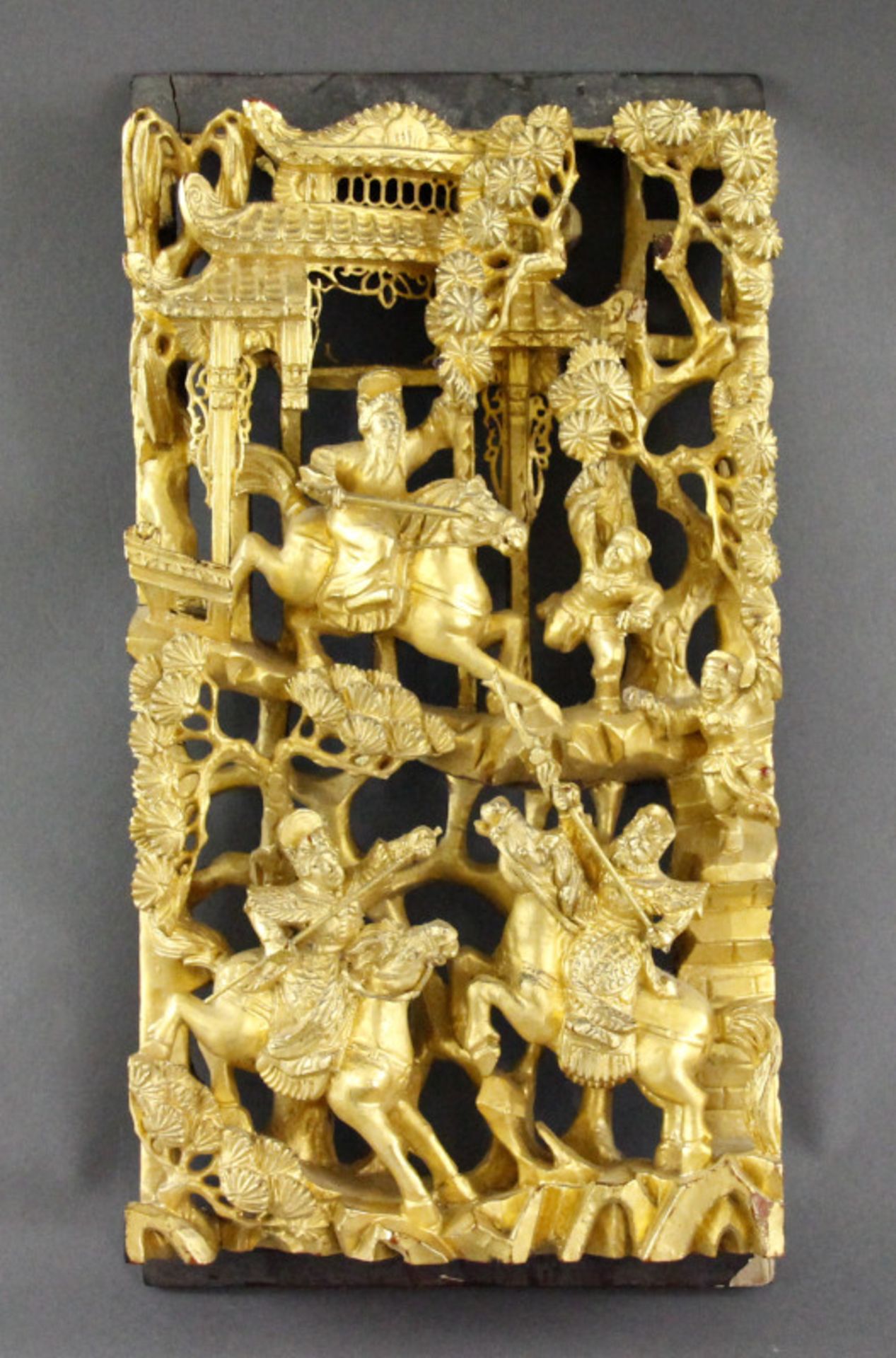 Reliefbild, Holz geschnitzt mit reicher Vergoldung, China, um 1900Rückseite in Rotlack, rechte
