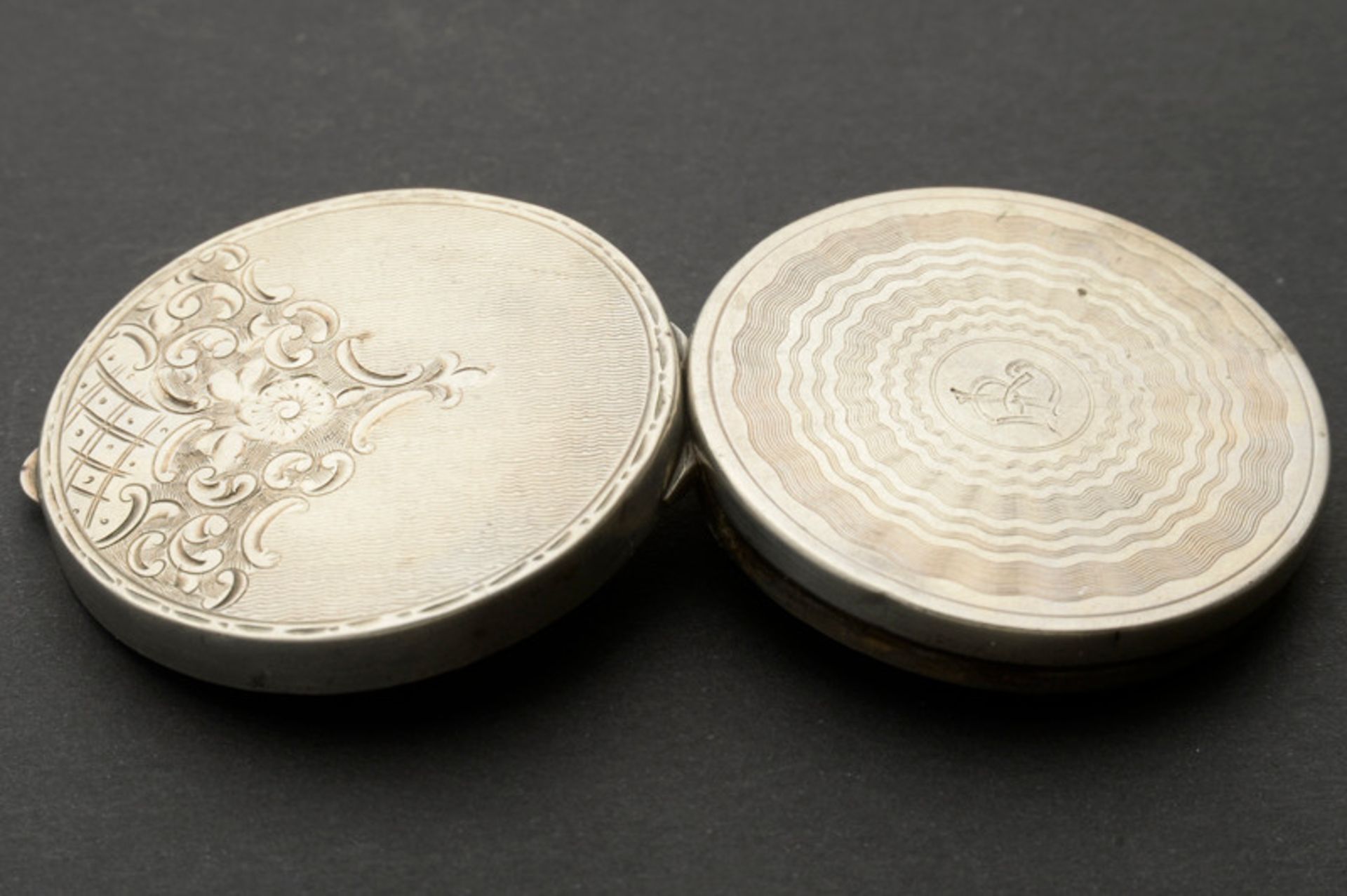 Runde Puderdose aus 800er Silber, Gewicht ca.: 26gr., 1. H. 20. Jhd.mit legiertem Monogram - Image 2 of 3