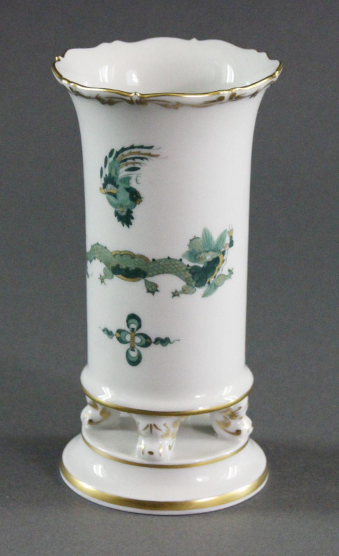 Vase der Manufaktur Meissen - grüner Hofdrache mit Gold gehöhtblaue Schwertermarke Unterglasur, 1.