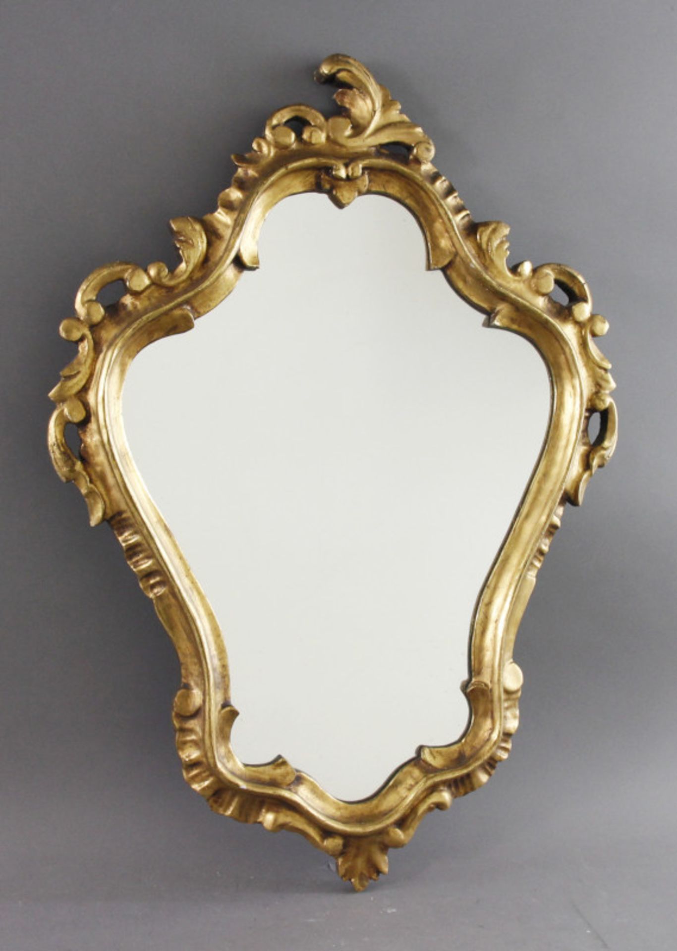 Goldener Stilspiegel außen umlaufend mit C-Rankenguter Zustand, Breite: 58,5cm, Länge: 85cm