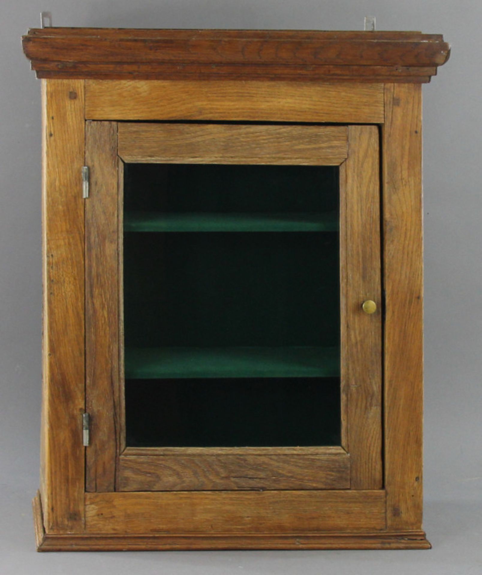 Kleiner Hängeschrank aus Eiche, mit verglaster Tür, um 19001-türig, innen 2 Regale mit Stoff