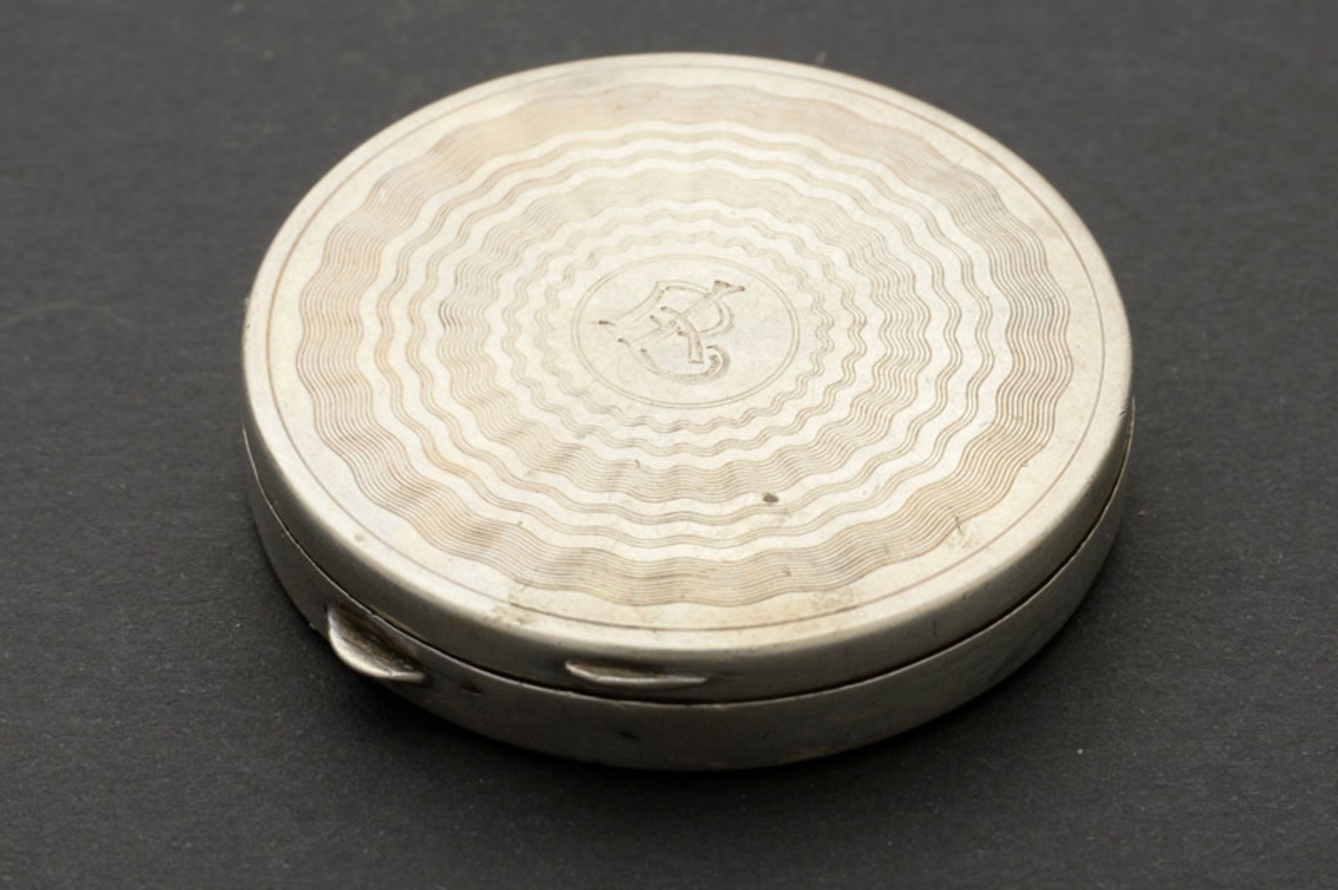 Runde Puderdose aus 800er Silber, Gewicht ca.: 26gr., 1. H. 20. Jhd.mit legiertem Monogram