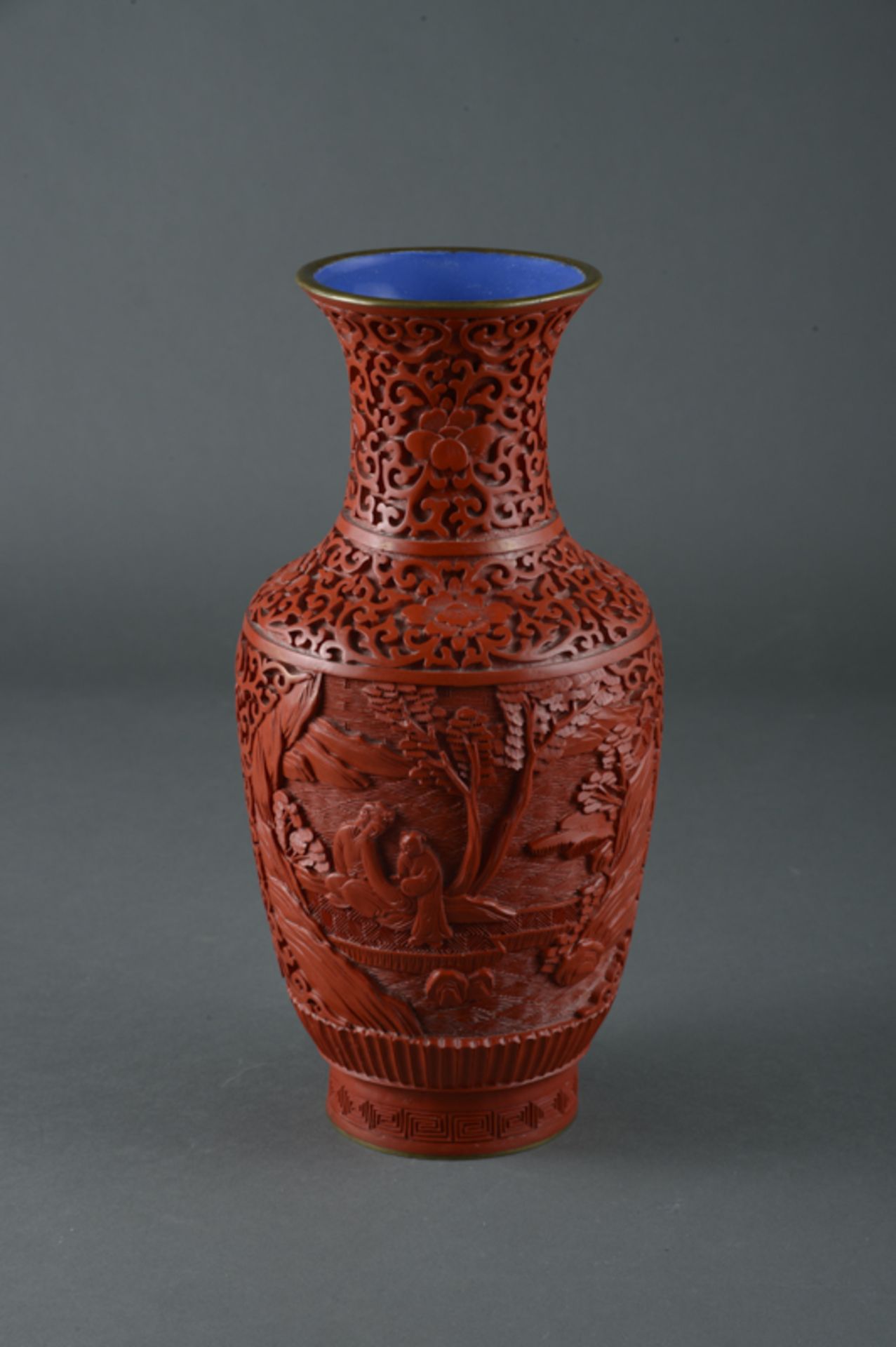 Rotlackvase, China, 20. Jhd.Balusterkorpus. Umlaufend geschnitzte Chinoiserien und Ornamentbänder. - Bild 2 aus 2