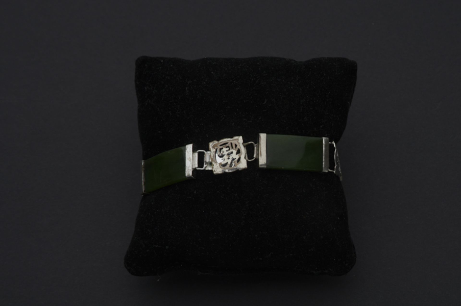 Armband aus 935er Silber besetzt mit 4 Jadesteineoriginaler Zustand, Länge: 19cm, Breite: 1,5cm