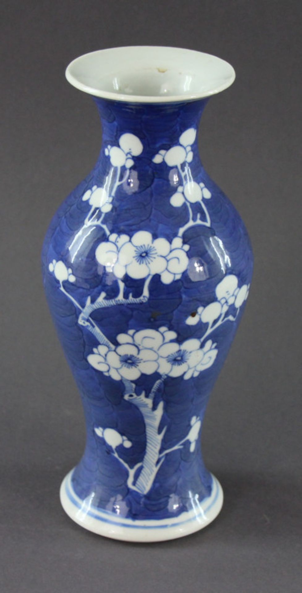 Porzellan Vase, China, 18. Jhd.blauer Fond im Schuppendekor darauf am Ast weiße Kirschblüten, im