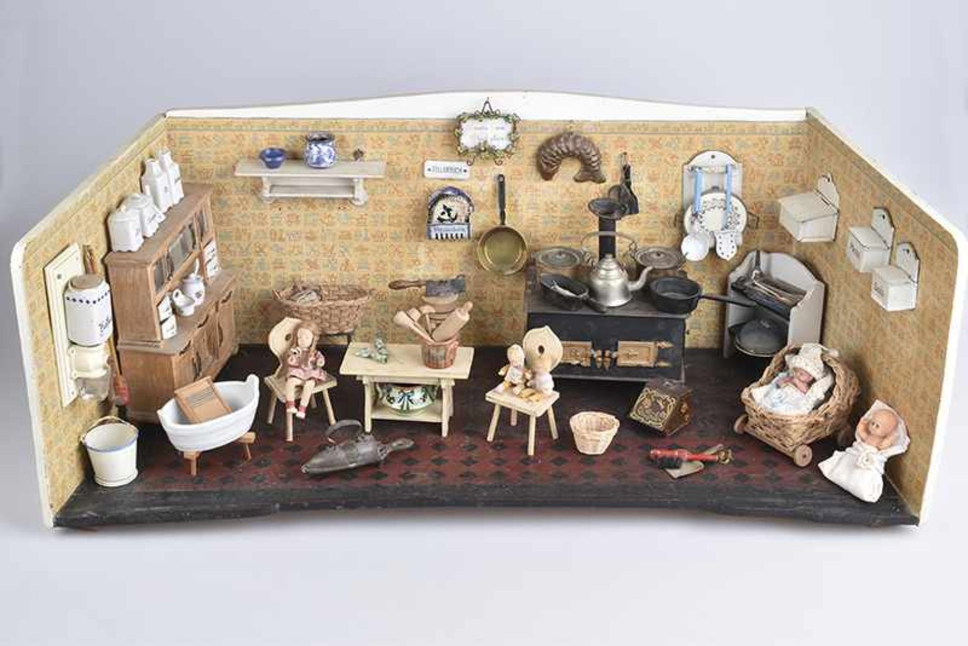 Puppenküche mit schönem Interieur, trapezförmig, 85x37x 30 cm, Wandtapete, liebevoll ausgestattet