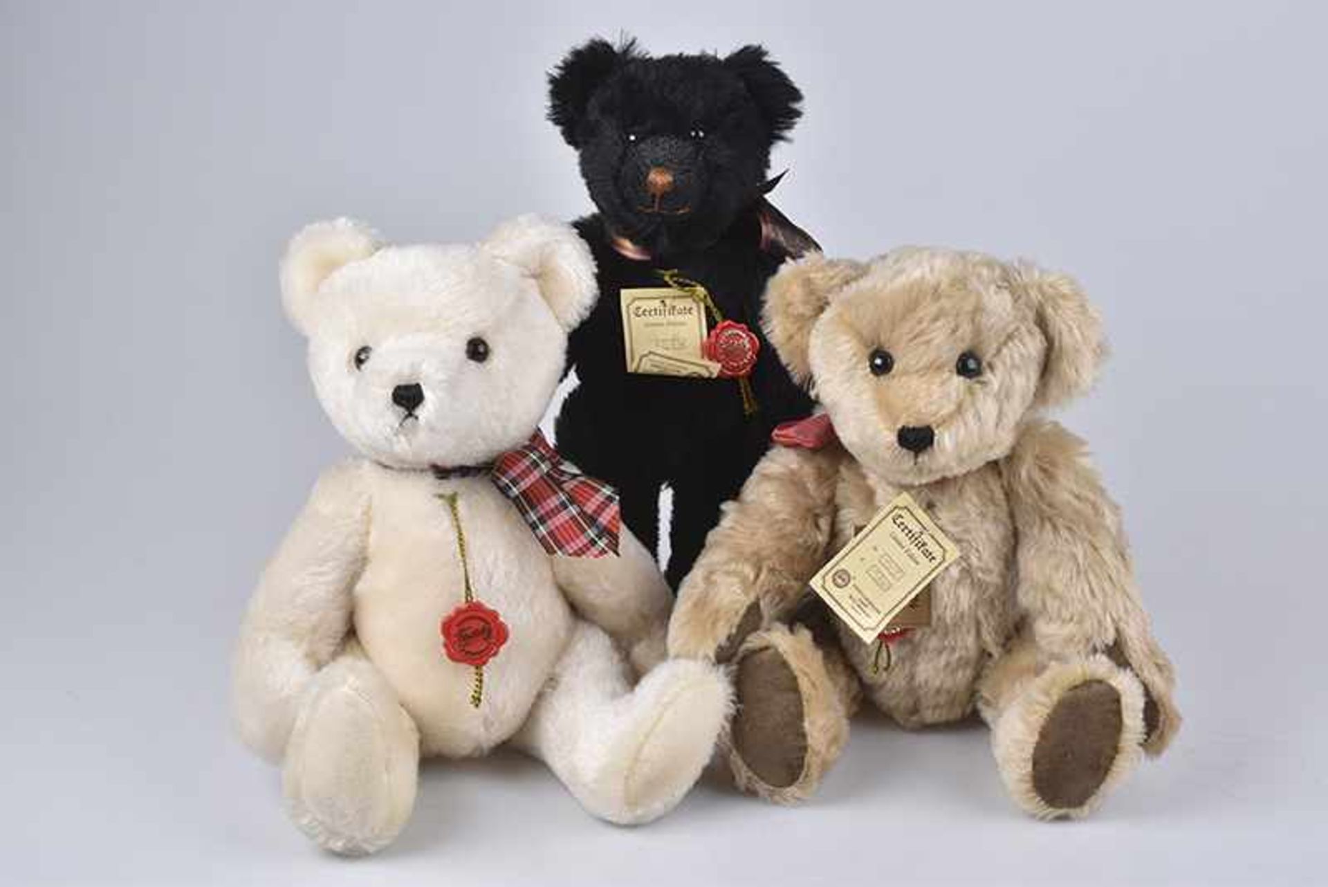 HERMANN 3 Teddys, mit Schild, Mohair, honig, creme, schwarz, 5-fach gegliedert, 37 cm, 1x mit