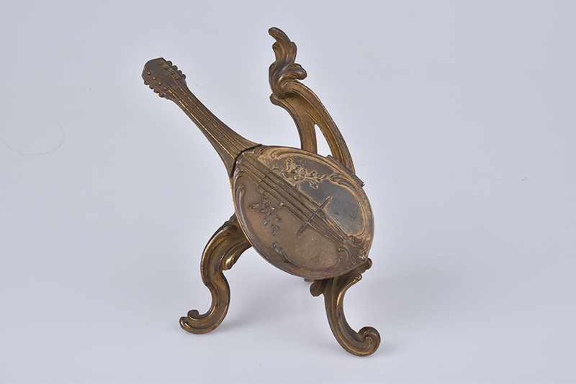 Antiker Taschenuhrhalter Mandoline, Bronze, um 1900, Mandolinenkörper zum Öffnen, H 15 cm, leicht