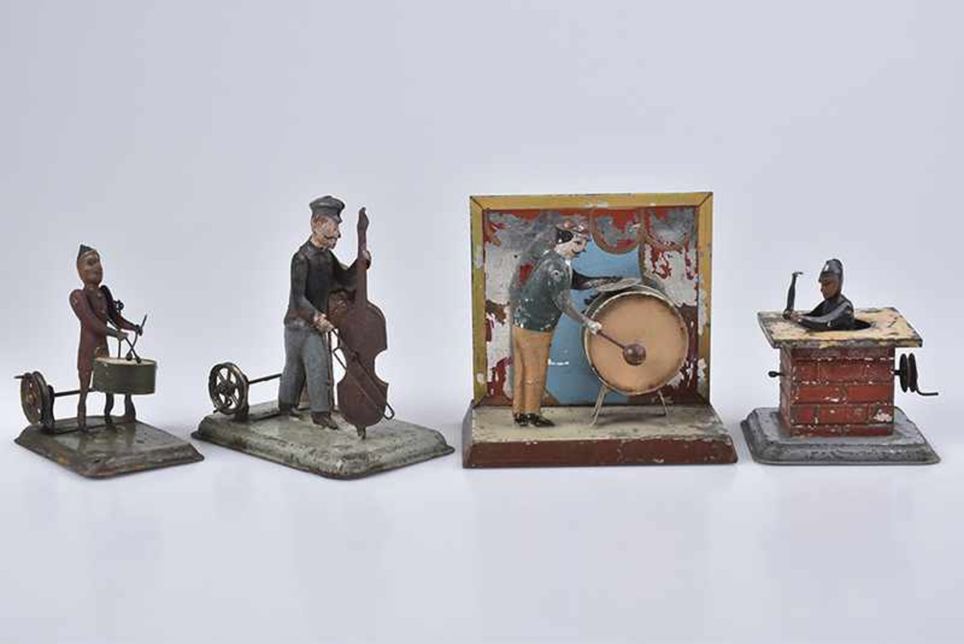 Konv. 4 Antriebsmodelle, Blech, H 8-12 cm, Schornsteinfeger, 3 Musiker, Bassgeigenspieler,