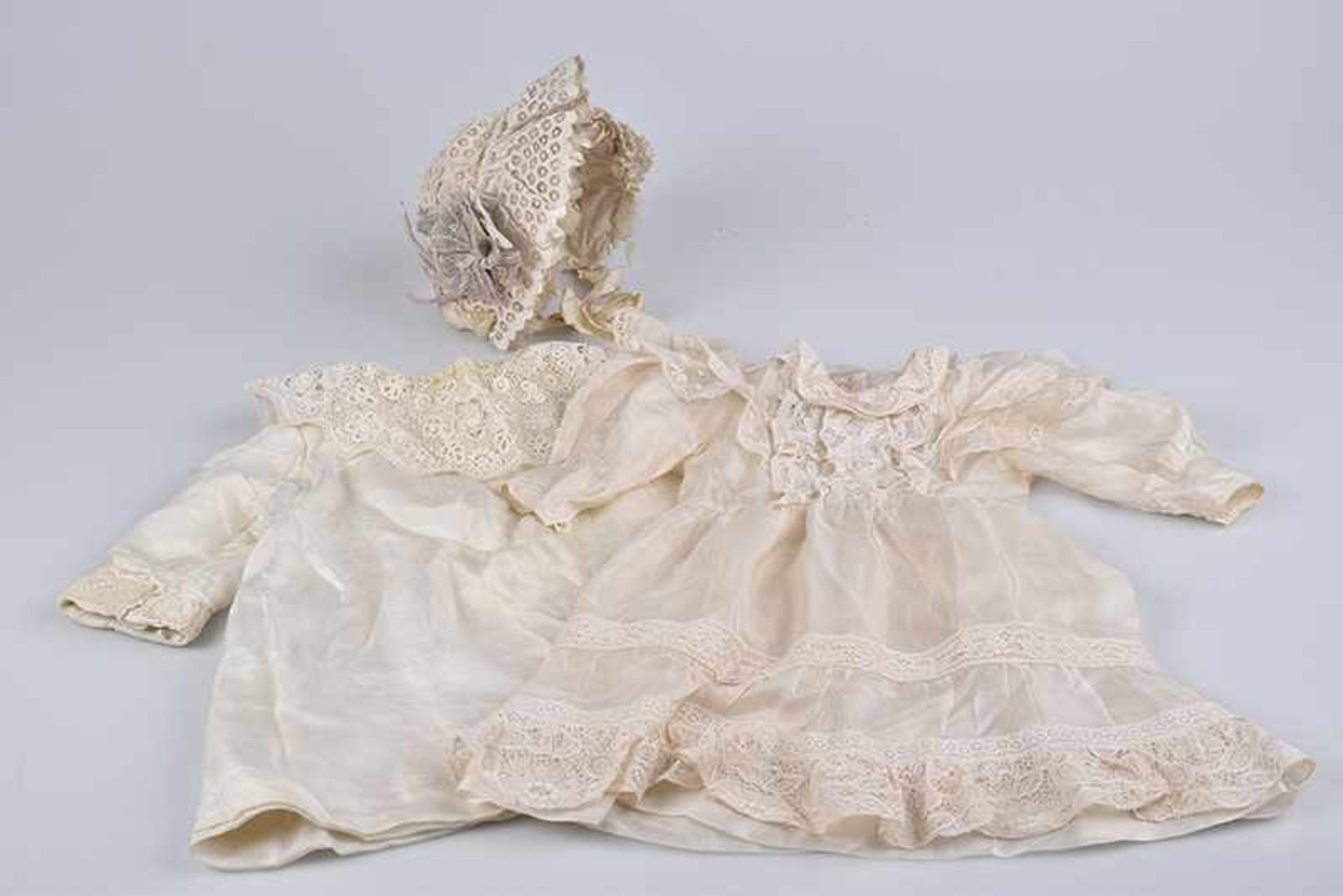 Feines Puppenkleid mit Mantel und Haube, beigefarbenes Kleid aus feiner Seide mit Spitze, L ca. 35