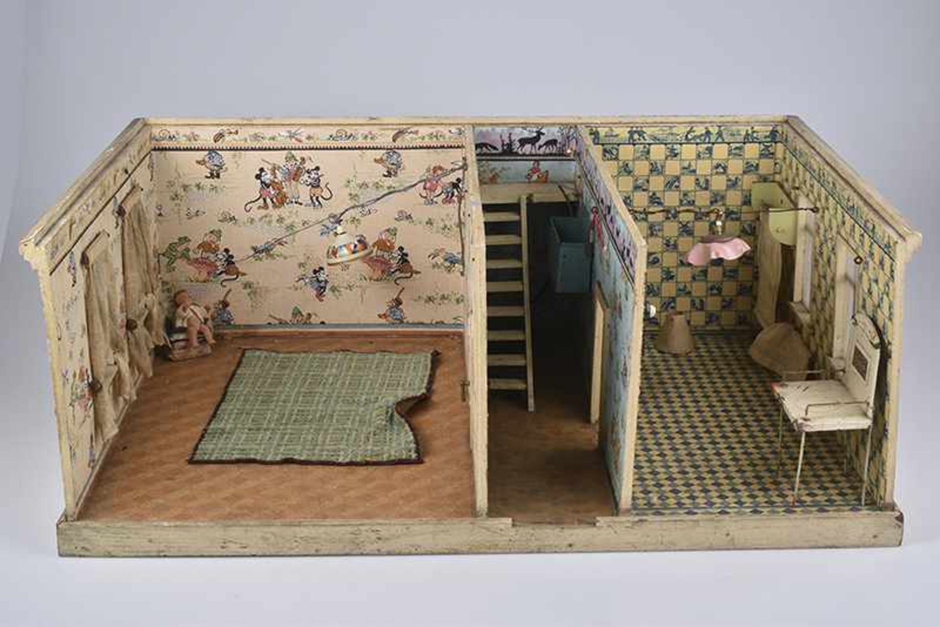 Altes Puppenstuben-Gehäuse, 20er Jahre, Holz, 72x52x27 cm, Rückwand klappbar, alte Tapeten, Küche, - Bild 2 aus 2