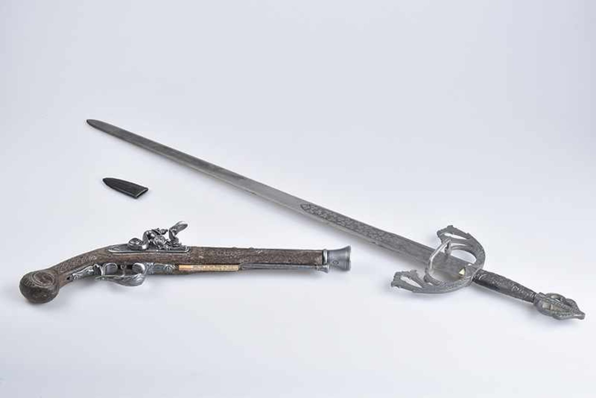 Dekoration Schwert und Pistole, Nachbildung des Schwertes von "El Cid", Hersteller Toledo Spanien, - Bild 2 aus 2