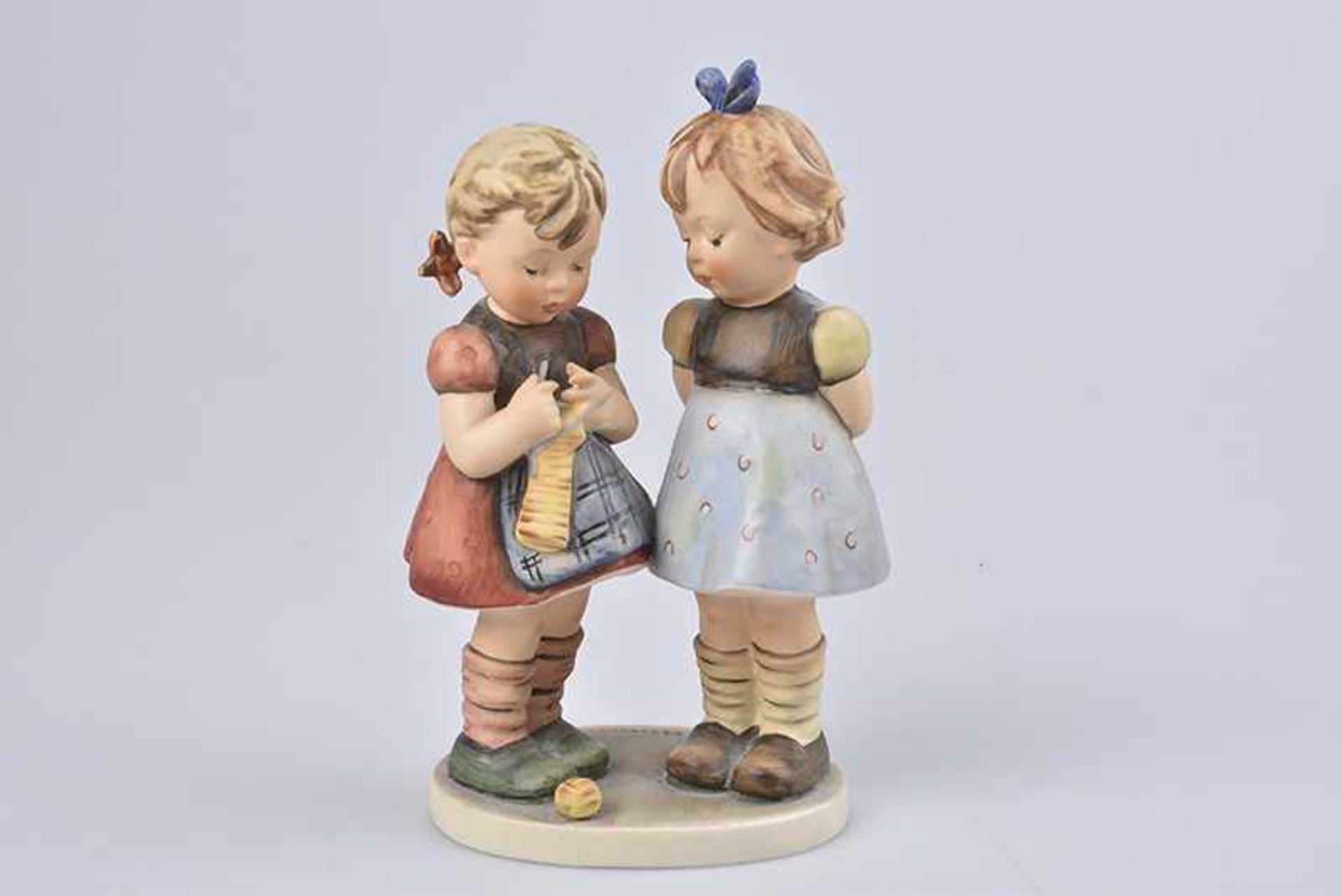 HUMMEL GOEBEL Figur, Porzellan, polychrome Bemalung, H 19 cm, "Stricken will gelernt sein", Modell-