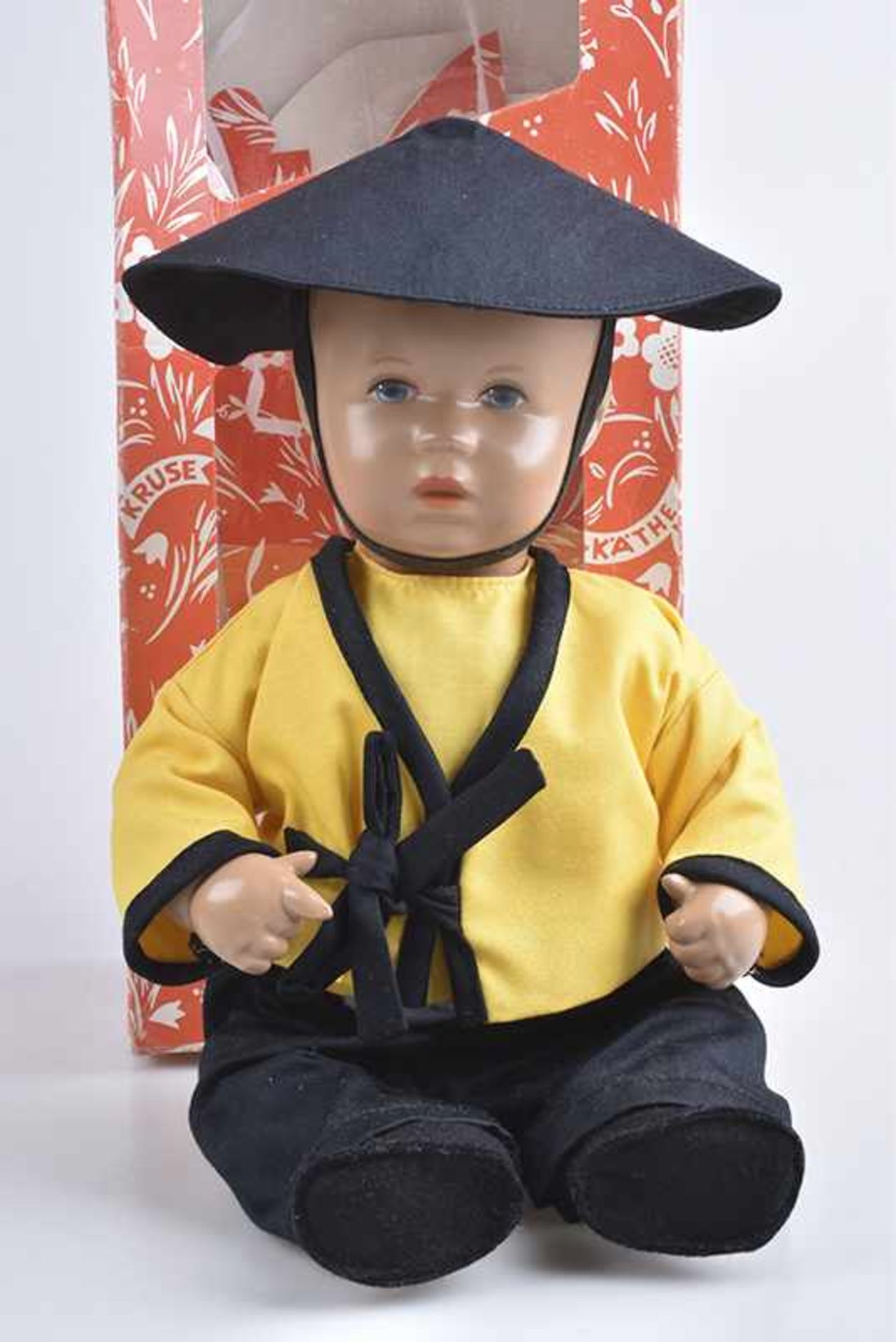KÄTHE KRUSE Puppe "Li" Badebaby, gemalte blaue Augen, Körper mit angewinkelten Armen und Beinen,