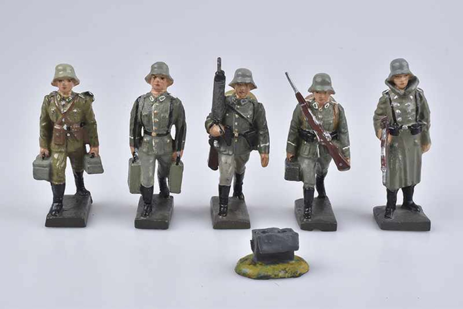 LINEOL 5 Soldaten, M.h., 7 cm, Wachmann im Mantel, 3 LMG Schützen im Marsch, LMG tragend, Gewehr vor