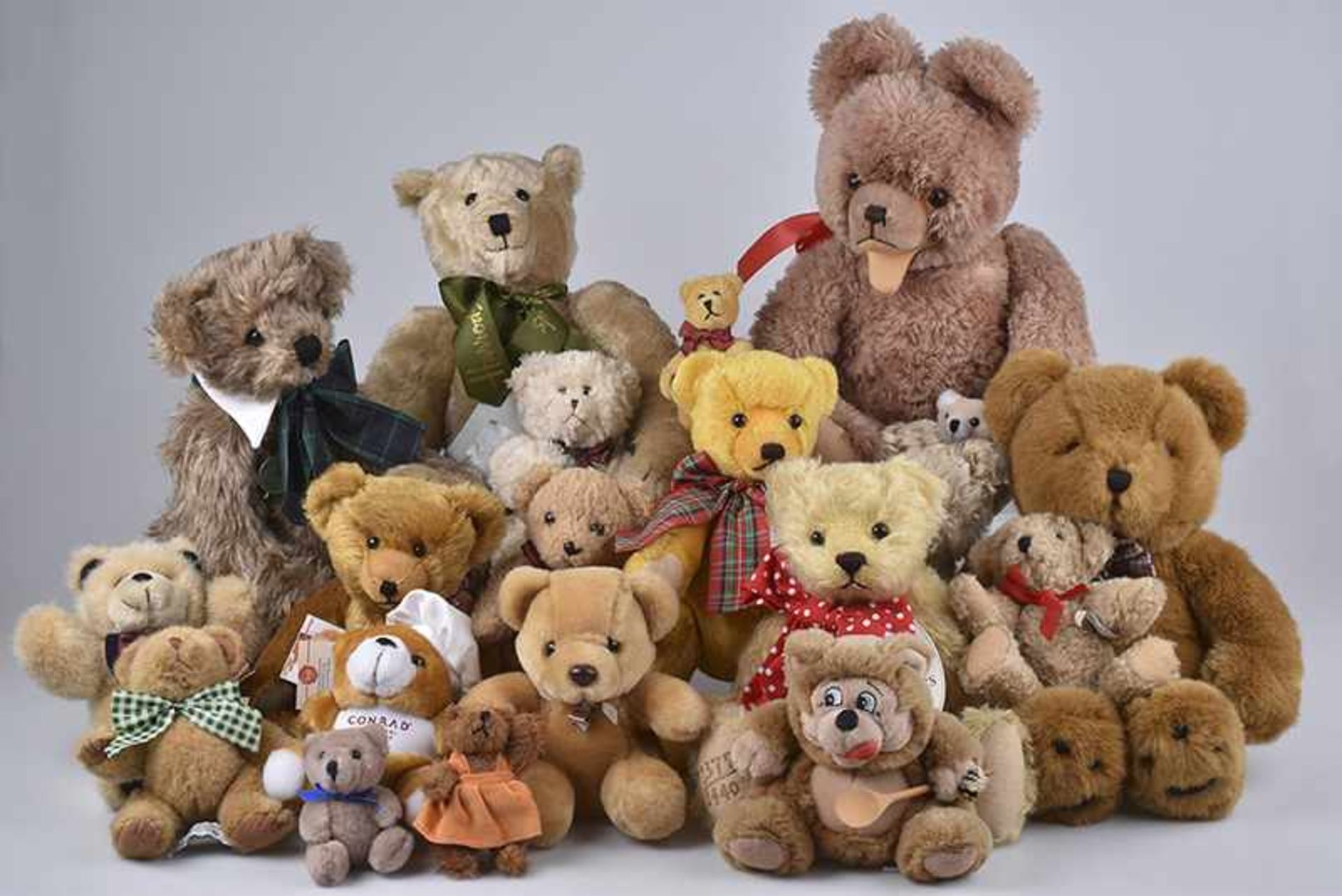 Konv. 20 Teddys verschiedener Hersteller, HERRMAN, HARRODS, JOHANNS u.a. teils mit Brummstimme,