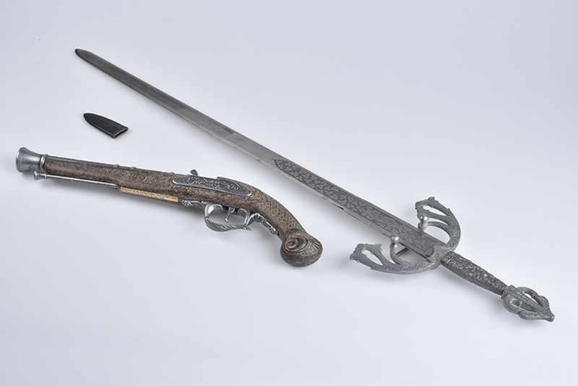 Dekoration Schwert und Pistole, Nachbildung des Schwertes von "El Cid", Hersteller Toledo Spanien,