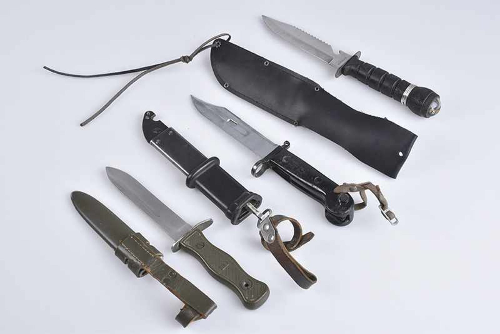 1 Bundeswehrmesser, 2 Jagd- Survivalmesser, BW- Feldmesser mit Scheide, gem. FKS 69, 27 cm, - Bild 2 aus 2