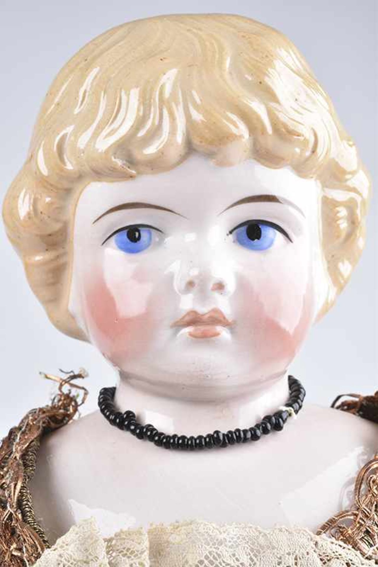 KLING Porzellan-Brustblattkopf-Puppe, gem. 1886- 6, glasiertes Porzellan, gemalte Augen, geschl. - Bild 2 aus 2